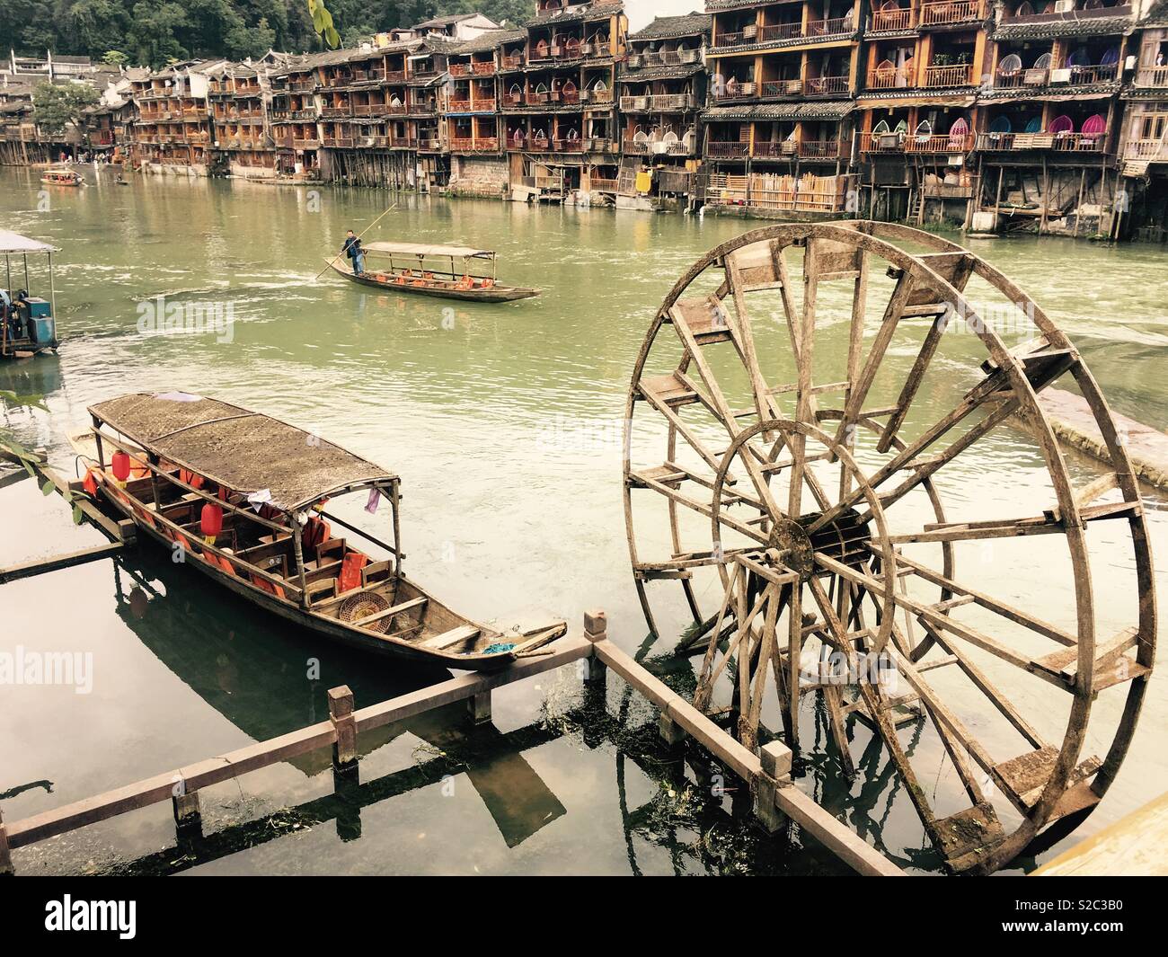 Vista del fiume a Fenghuang acqua village, Hunan, Cina Foto Stock