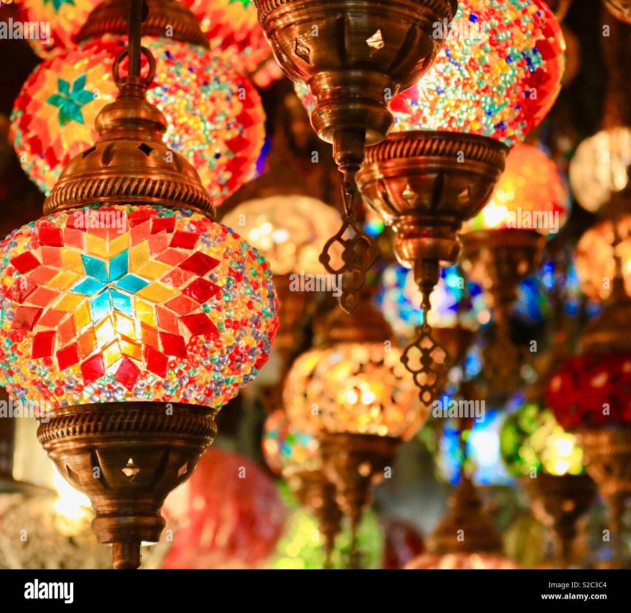 Le lampade colorate del grand bazaar Istanbul Foto Stock