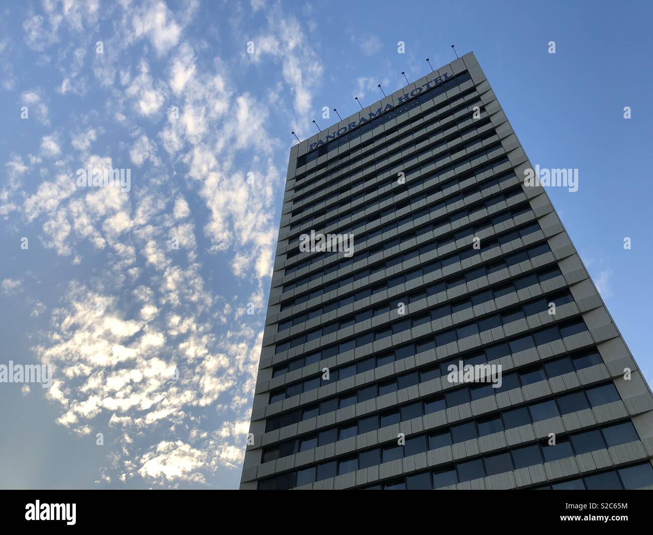 Panorama hotel a Praga e cielo blu Foto Stock