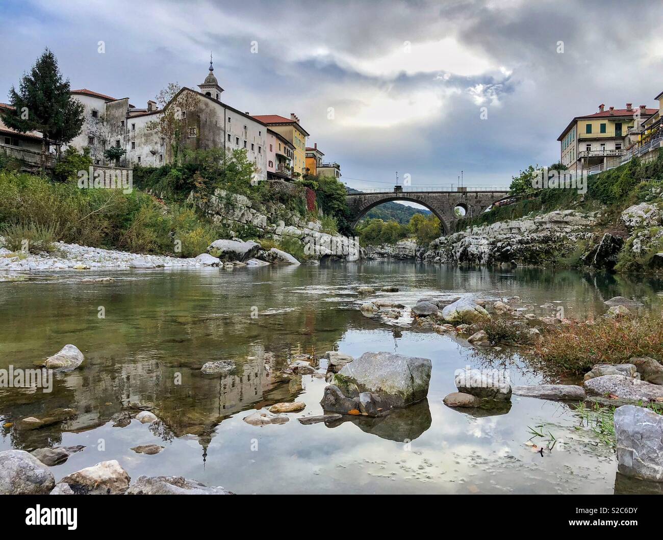 Il ponte di pietra attraverso il fiume Soca in Kanal ob Soci, Slovenia Foto Stock
