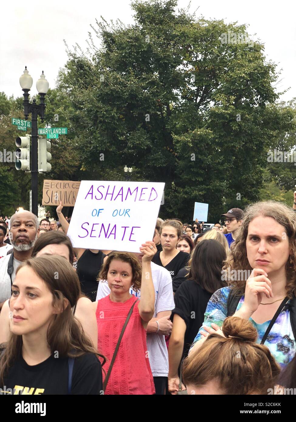 Ottobre 6, 2018 #StopKavanaugh Washington, DC donna marzo contro la nomina di Brett Kavanaugh per la Suprema Corte di giustizia. Foto Stock