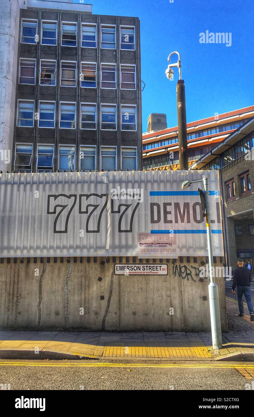 777 segno di demolizione di un edificio sulla strada di Emerson a Southwark a Londra in Inghilterra - Immagine stock catturata con smartphone