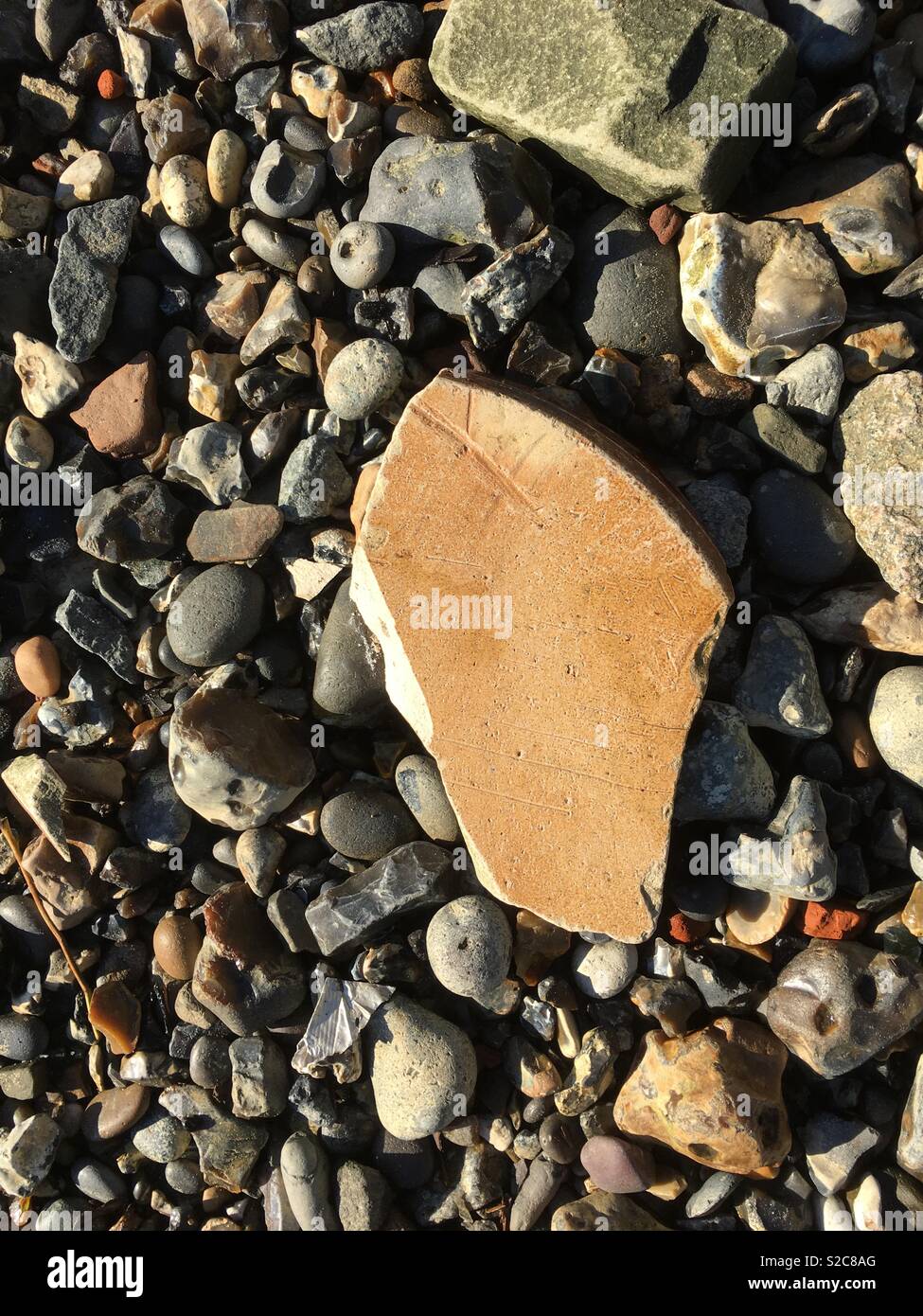 Vecchio coccio di ceramica ginger jar trovato nel fiume Tamigi Mudlarking in Londra Foto Stock