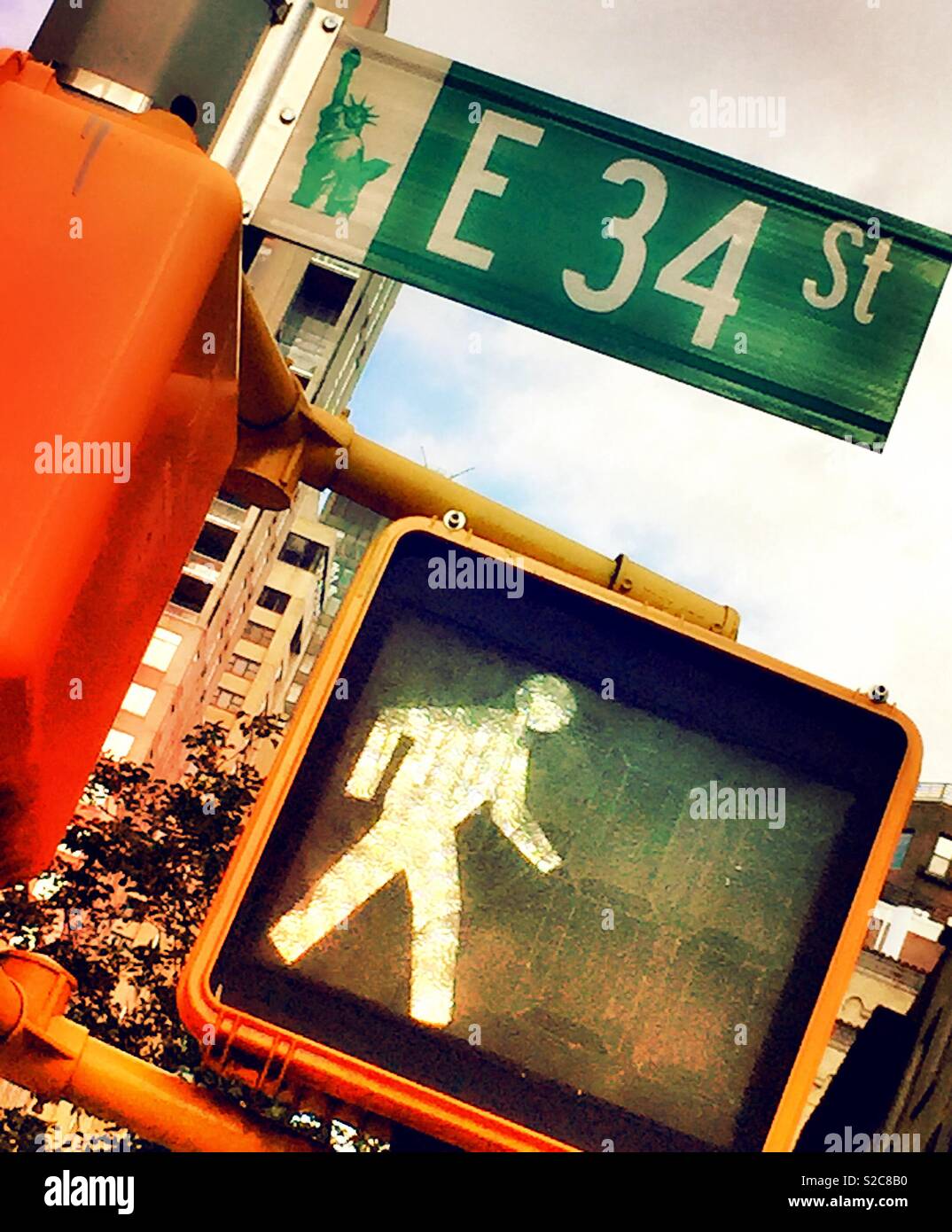 Passeggiata pedonale sul segno E. 34th St., New York City, Stati Uniti d'America Foto Stock