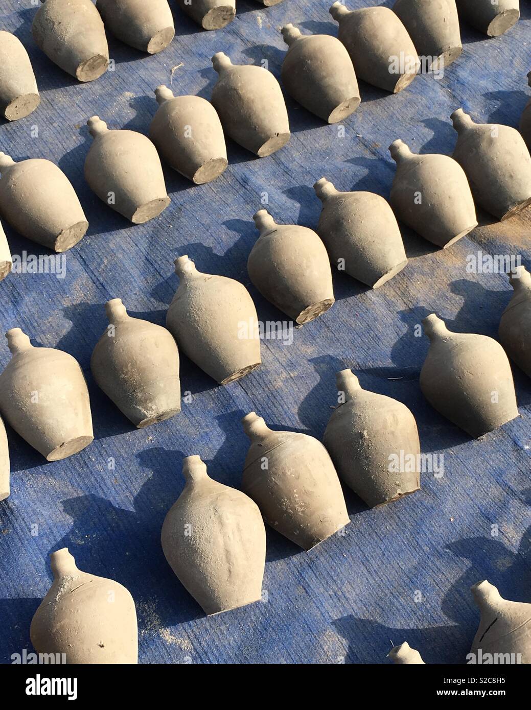 Righe in ceramica, ceramica quadrato, Bhatkapur, Nepal 2018 Foto Stock