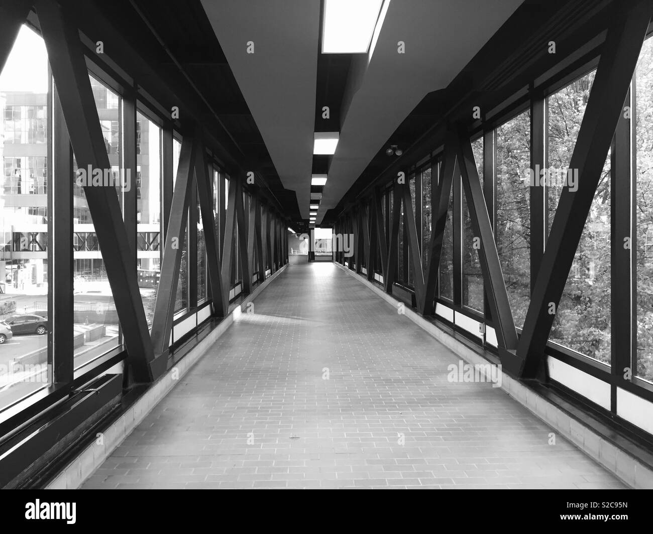 Corridoio - architettura di interni con design geometrico. Gateway con windows e travi in acciaio. Il design moderno, la fotografia in bianco e nero. - Immagine stock catturata con smartphone