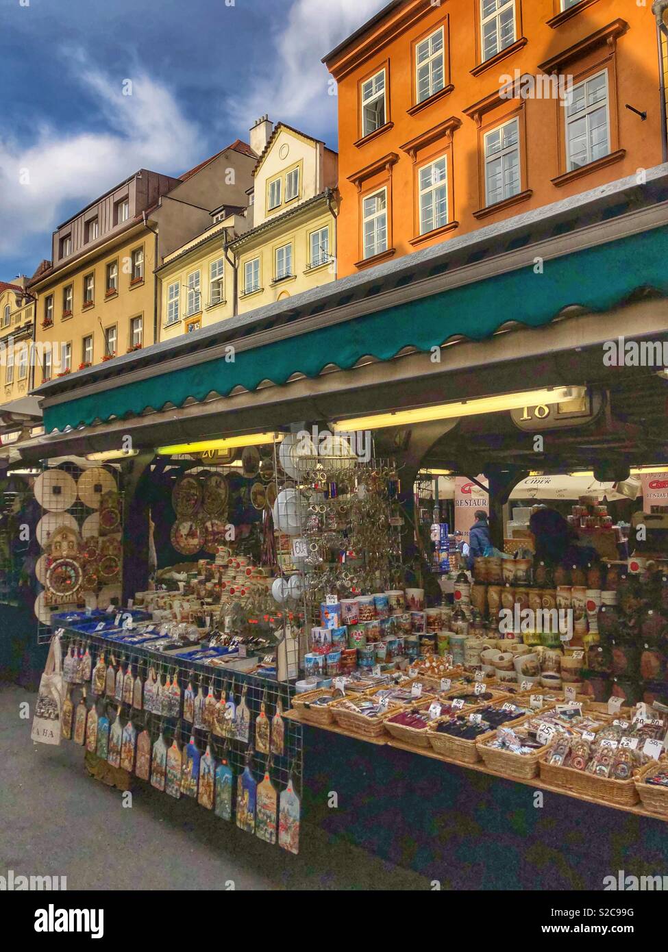 Negozio di souvenir in vendita a Praga. - Immagine stock catturata con smartphone