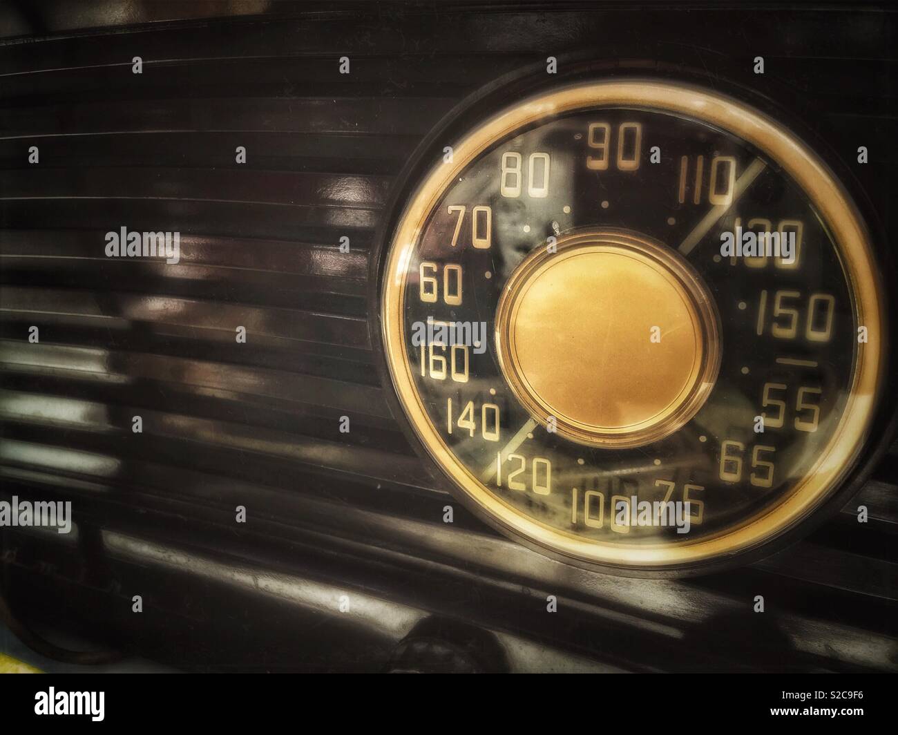 Primo piano di una radio vintage dial Foto Stock