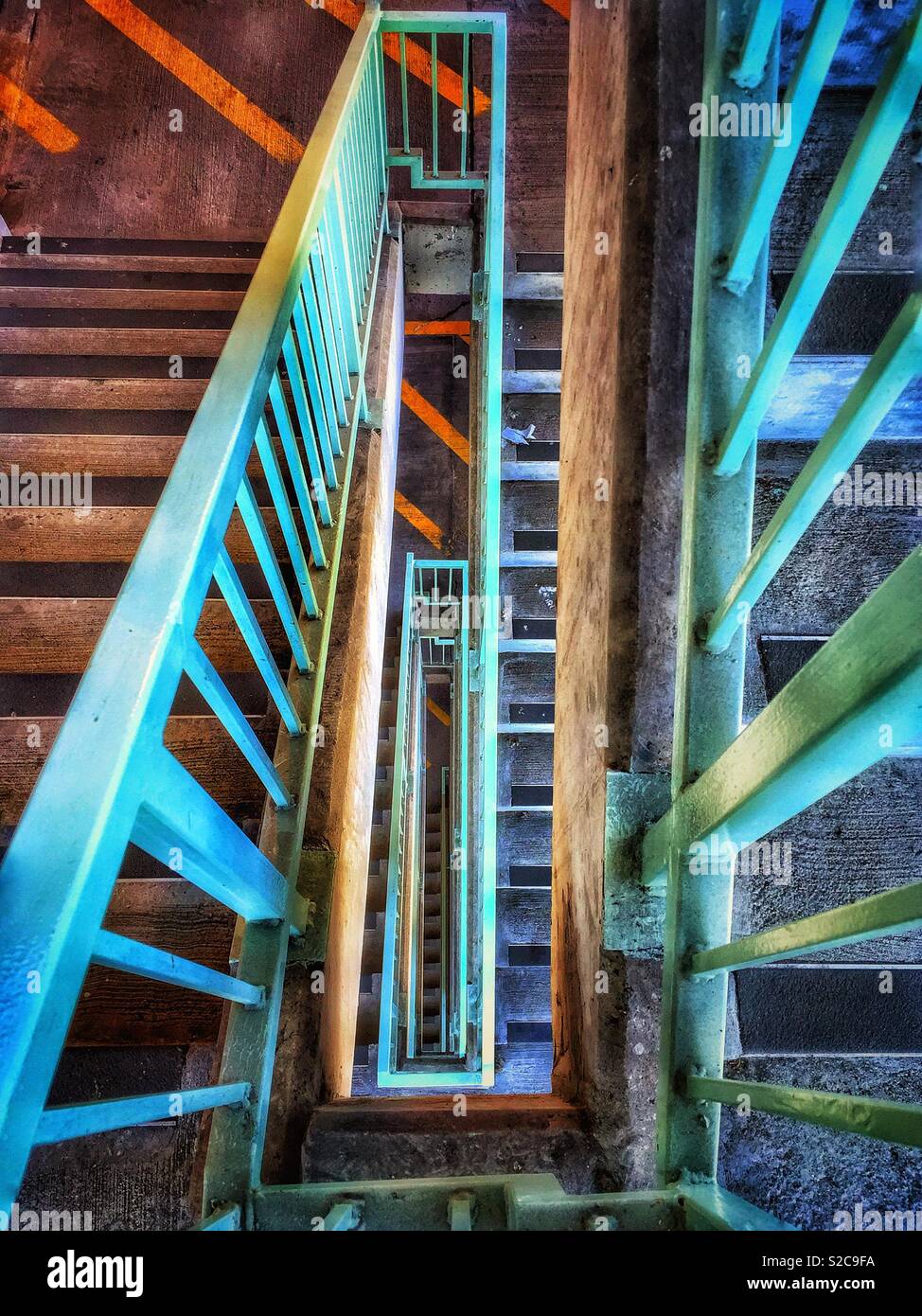 Guardando verso il basso scala industriale in garage - Immagine stock catturata con smartphone