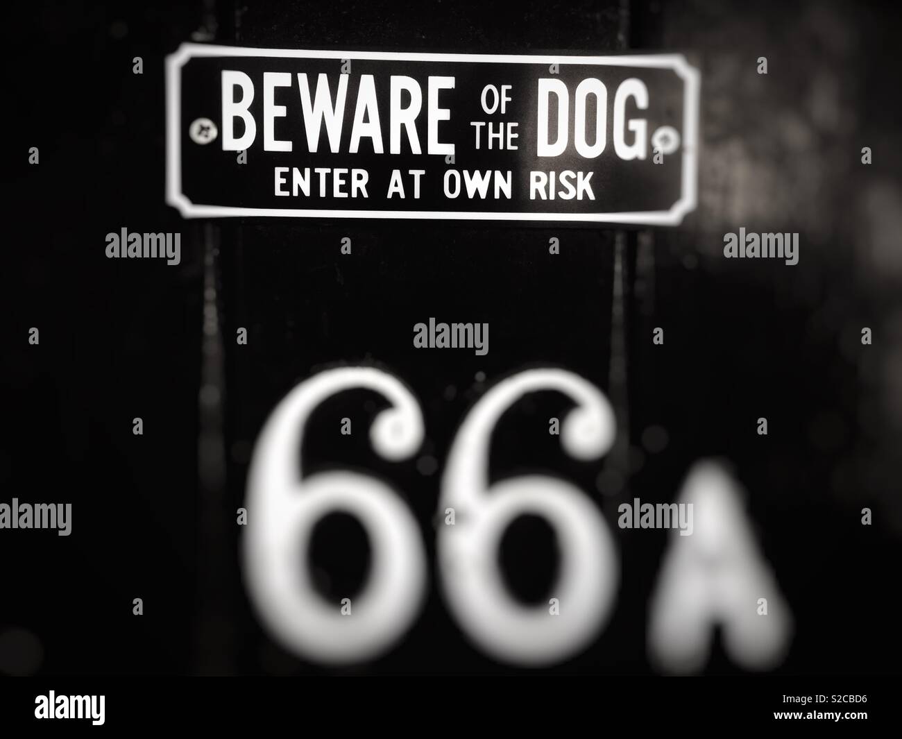 Fate attenzione al segno del cane - Immagine stock catturata con smartphone