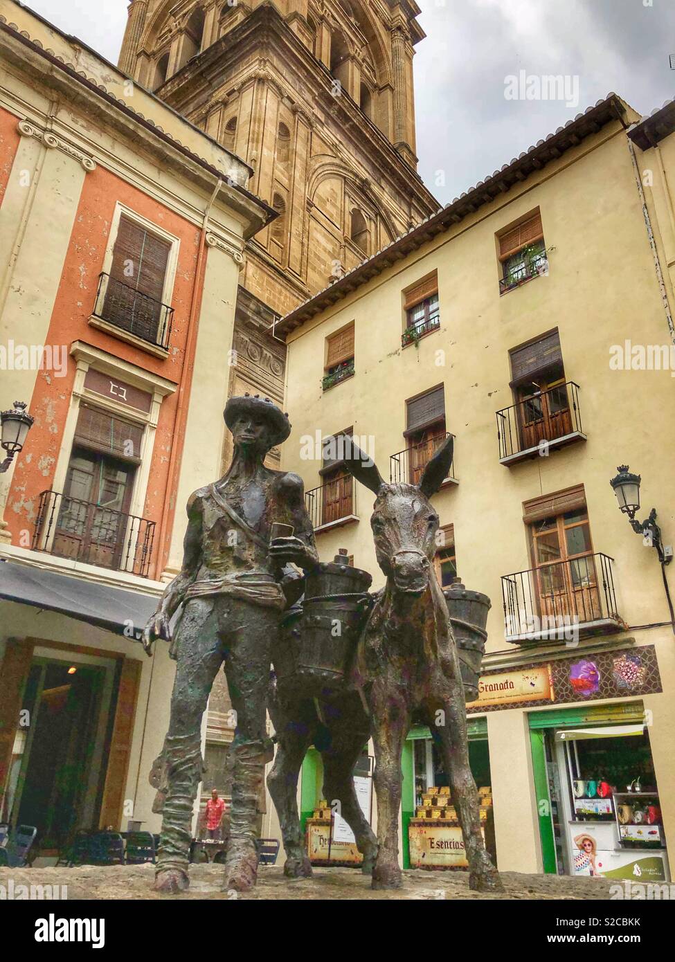 Una statua di bronzo di un uomo e di un asino in Granada, Spagna. Foto Stock