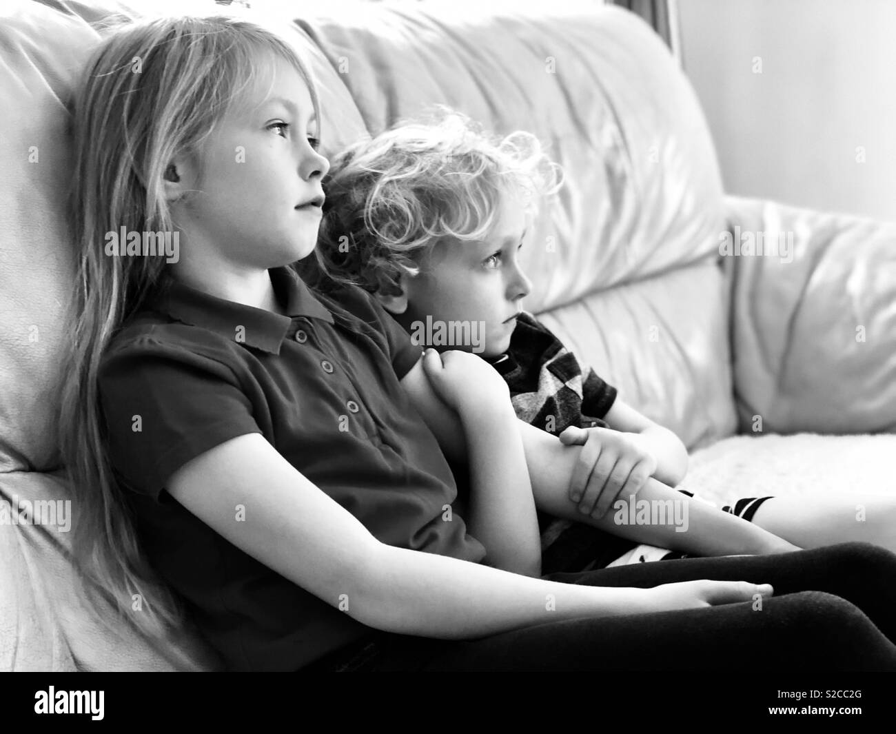 Fratello e Sorella di rilassarsi guardando la televisione insieme Foto Stock