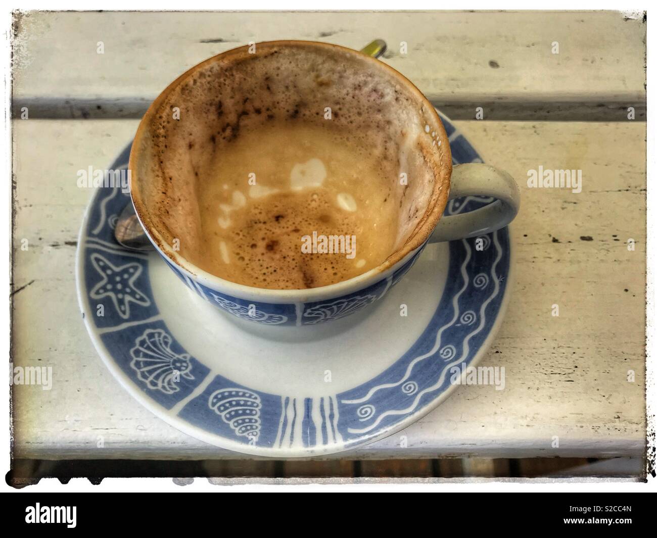 Svuotare tazza di caffè. - Immagine stock catturata con smartphone