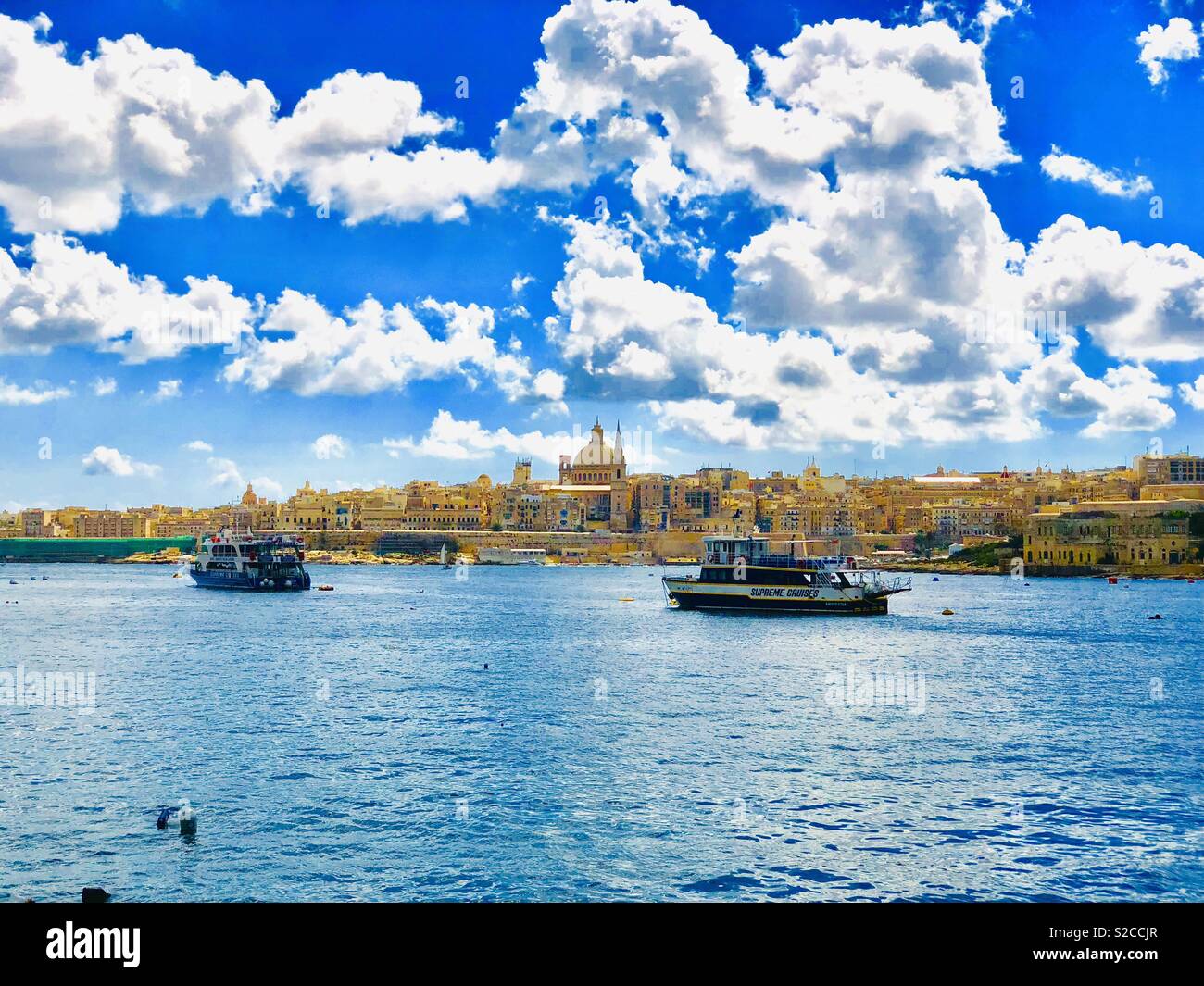 Cityview sulla Valletta , la città capitale di Malta, Europa, vista da Sliema, Basilica di Nostra Signora del Monte Carmelo, Cattedrale Anglicana di San Paolo Foto Stock