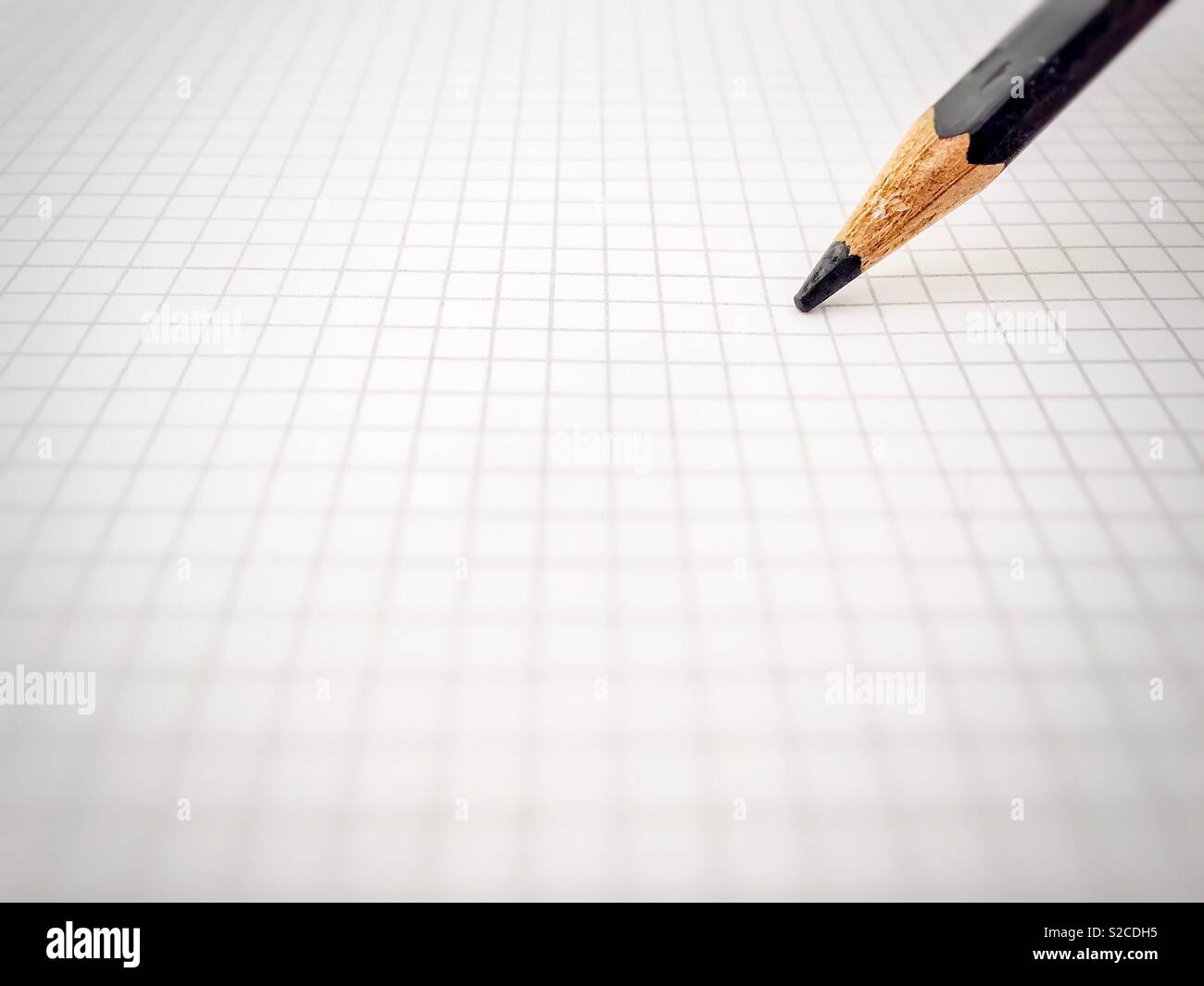 Matita nera con la punta su un quadrato vuoto foglio. Il concetto di creatività - Immagine stock catturata con smartphone