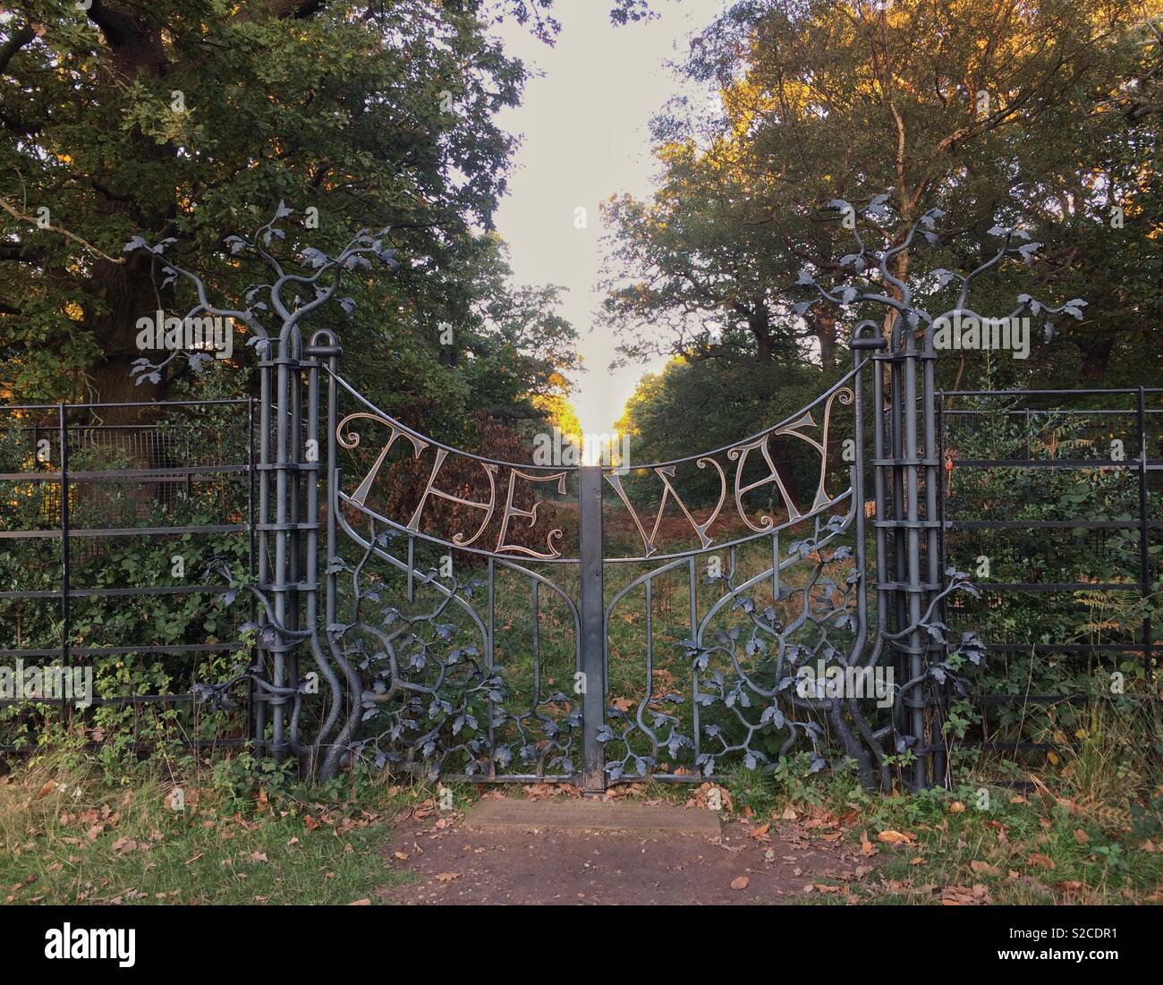 Il modo - elaborare ornamentale in metallo cancelli in Richmond Park, London, Regno Unito - Immagine stock catturata con smartphone