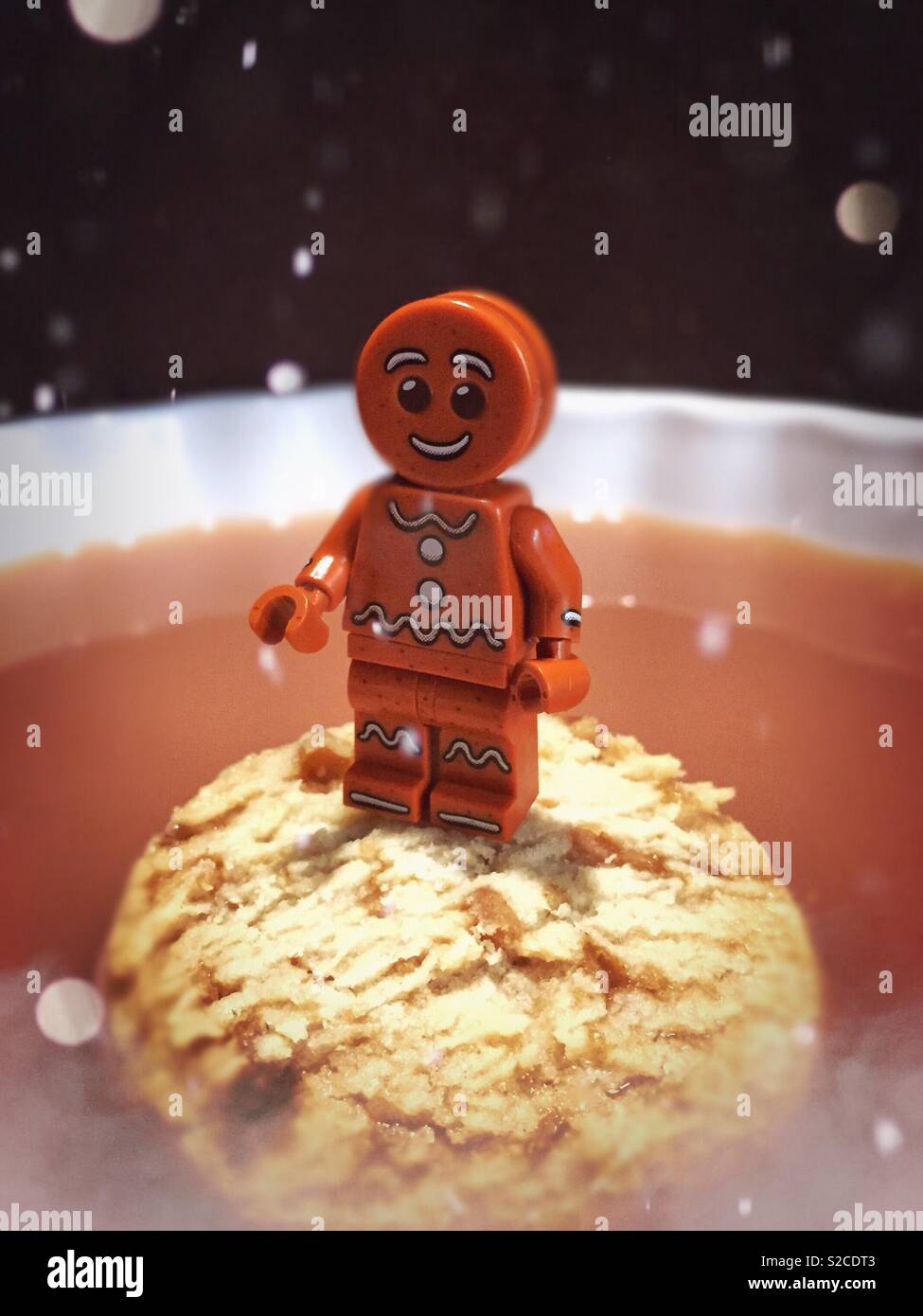Snowy gingerbread man surf a biscotti una tazza di tè - Immagine stock catturata con smartphone