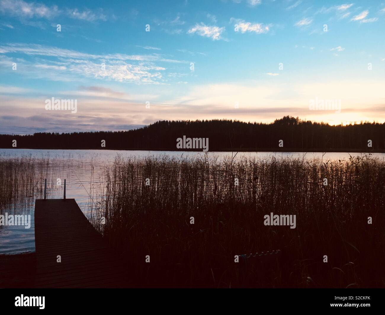 Tranquillo Lago al tramonto Foto Stock