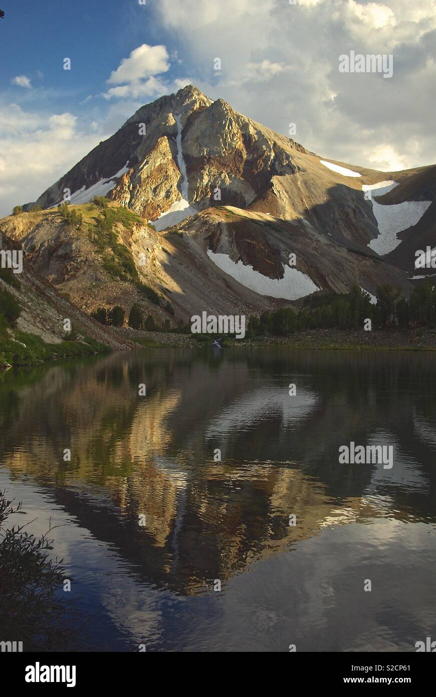 Ardesia rosso riflessione di montagna sul lago Wit-così-nah-pah . Foto Stock