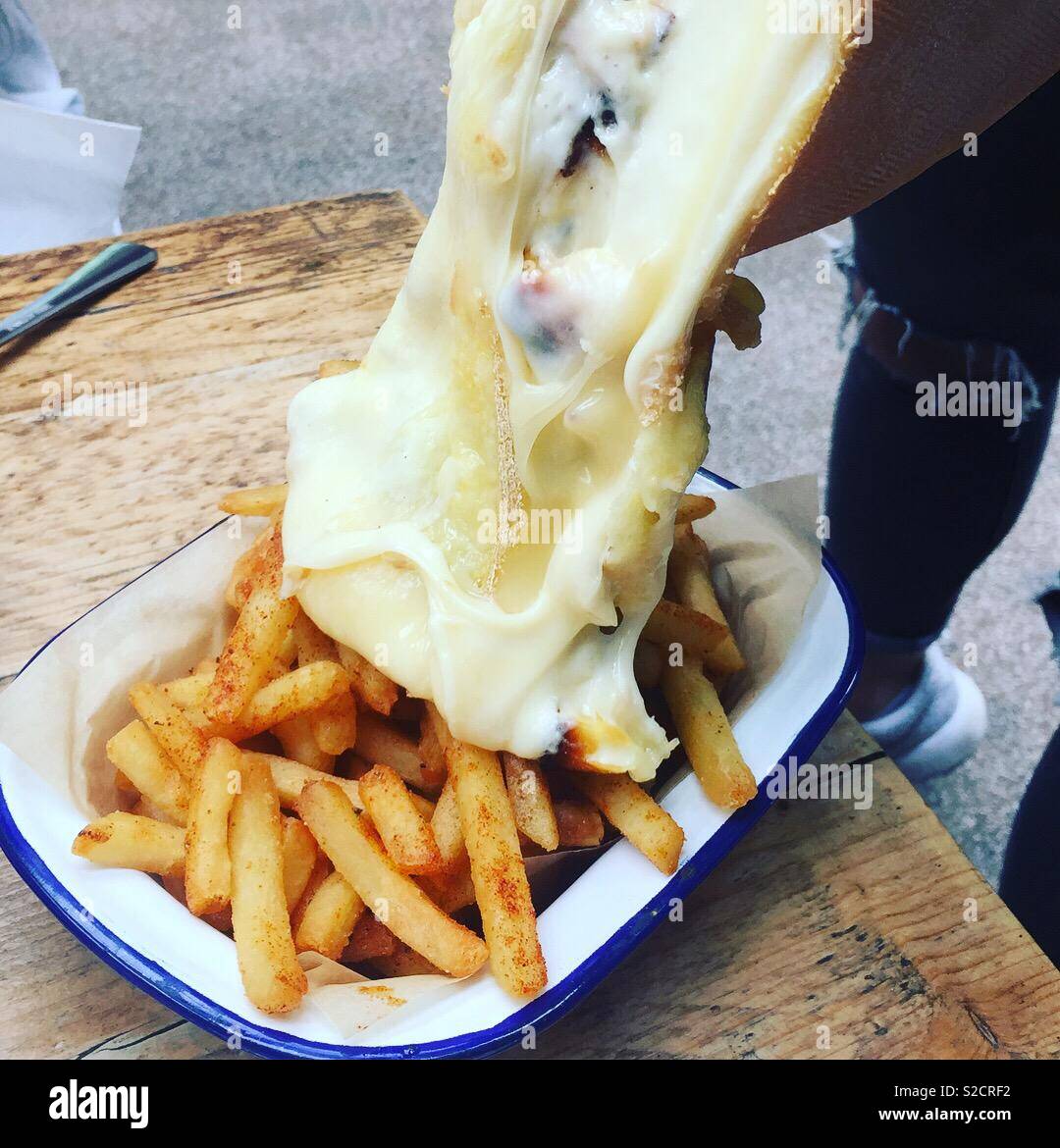 La raclette le patatine fritte in corrispondenza del giunto nel mercato di Brixton, 2018 Foto Stock