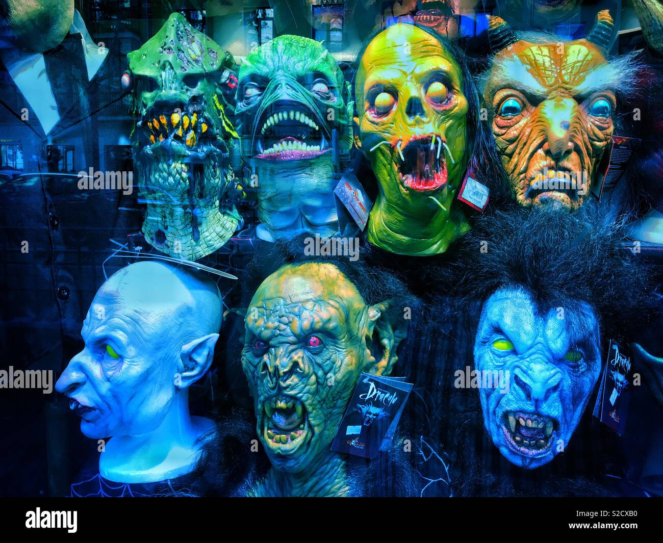 Una collezione di spaventose maschere al viso. Esso deve essere Halloween?! Credito foto - © COLIN HOSKINS. Foto Stock