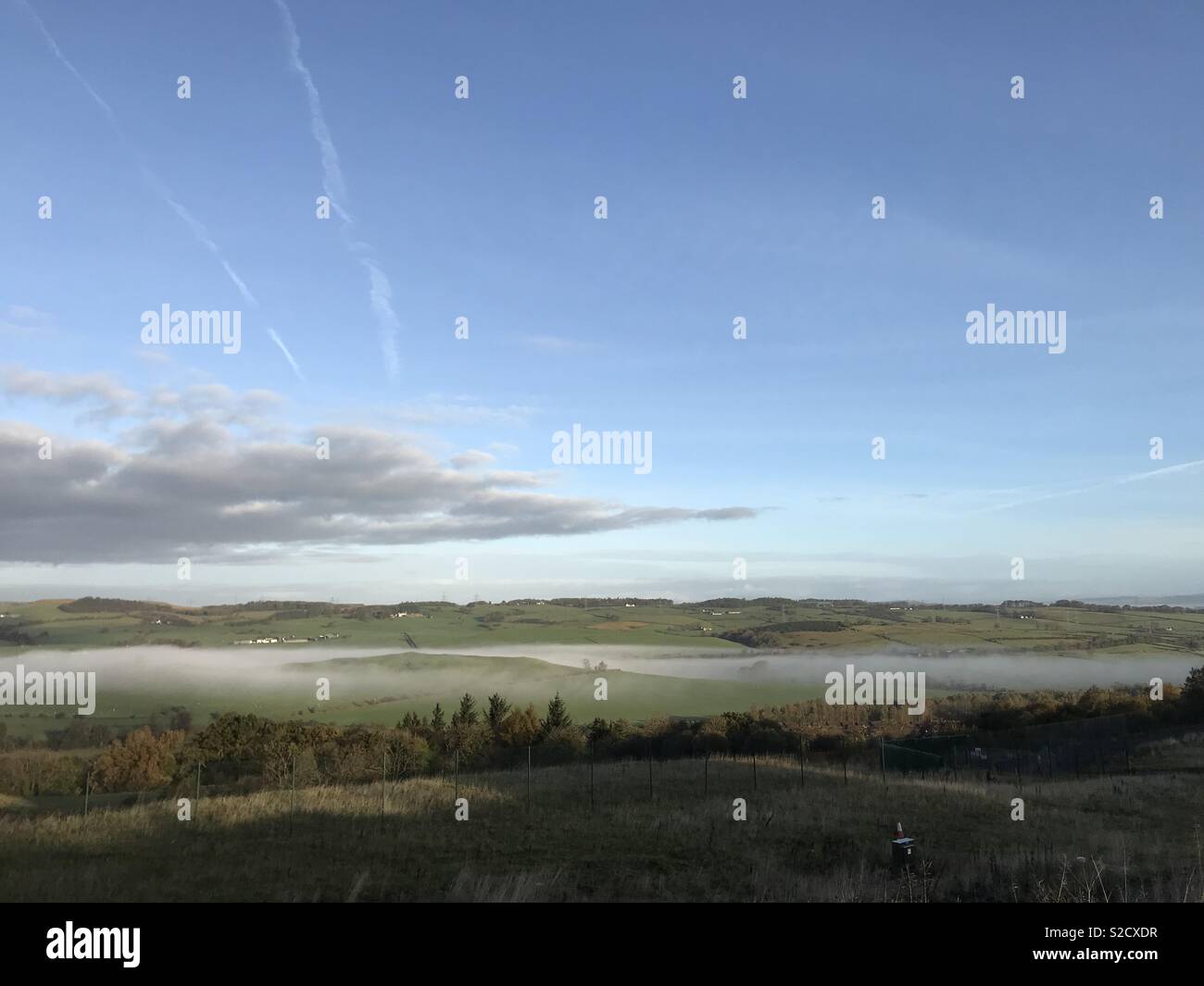 Early Morning mist avvolgenti Howwood e Lochwinnoch nel Renfrewshire, Scozia. Foto Stock