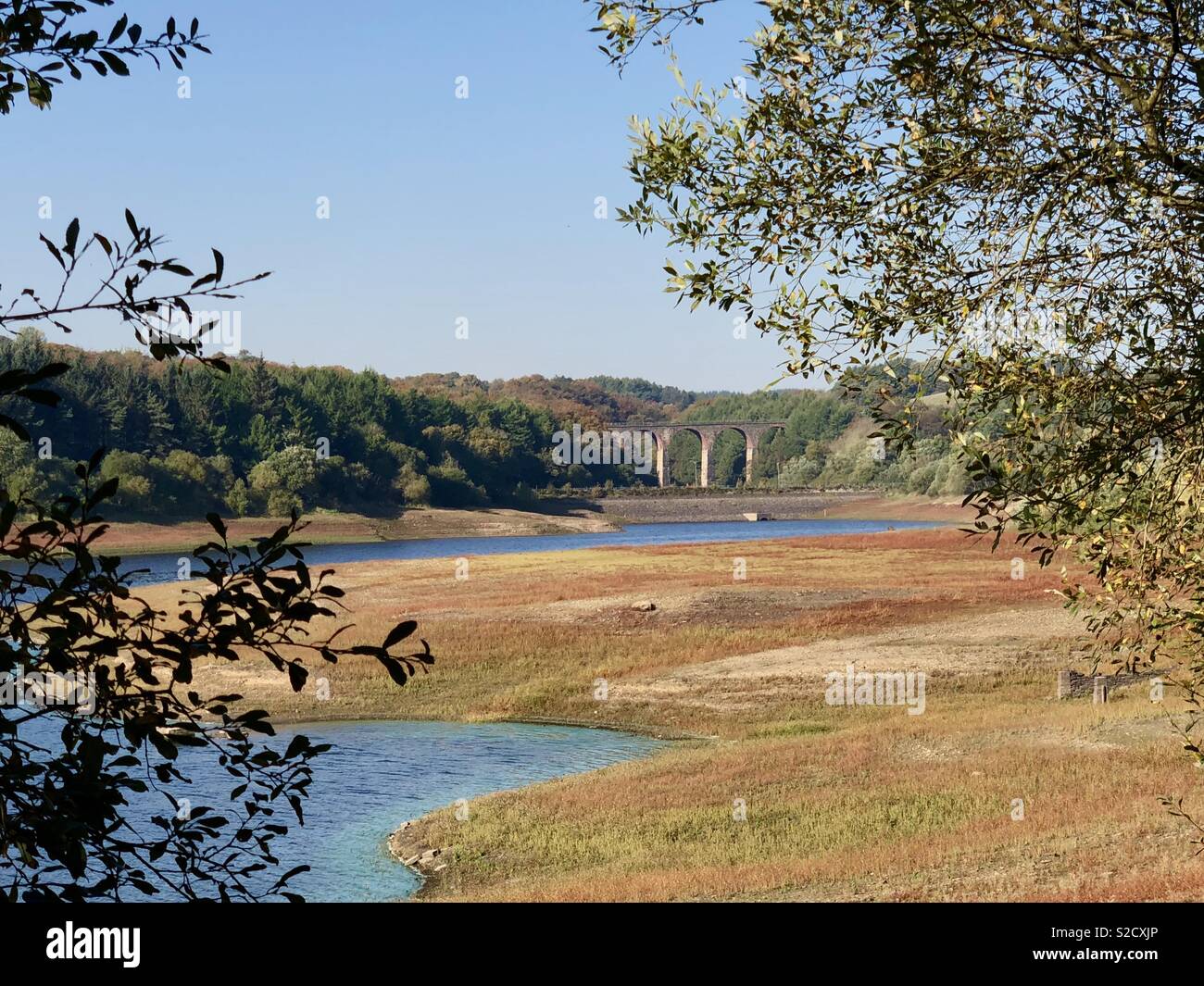 Wayoh serbatoio con Entwistle il viadotto in distanza Foto Stock