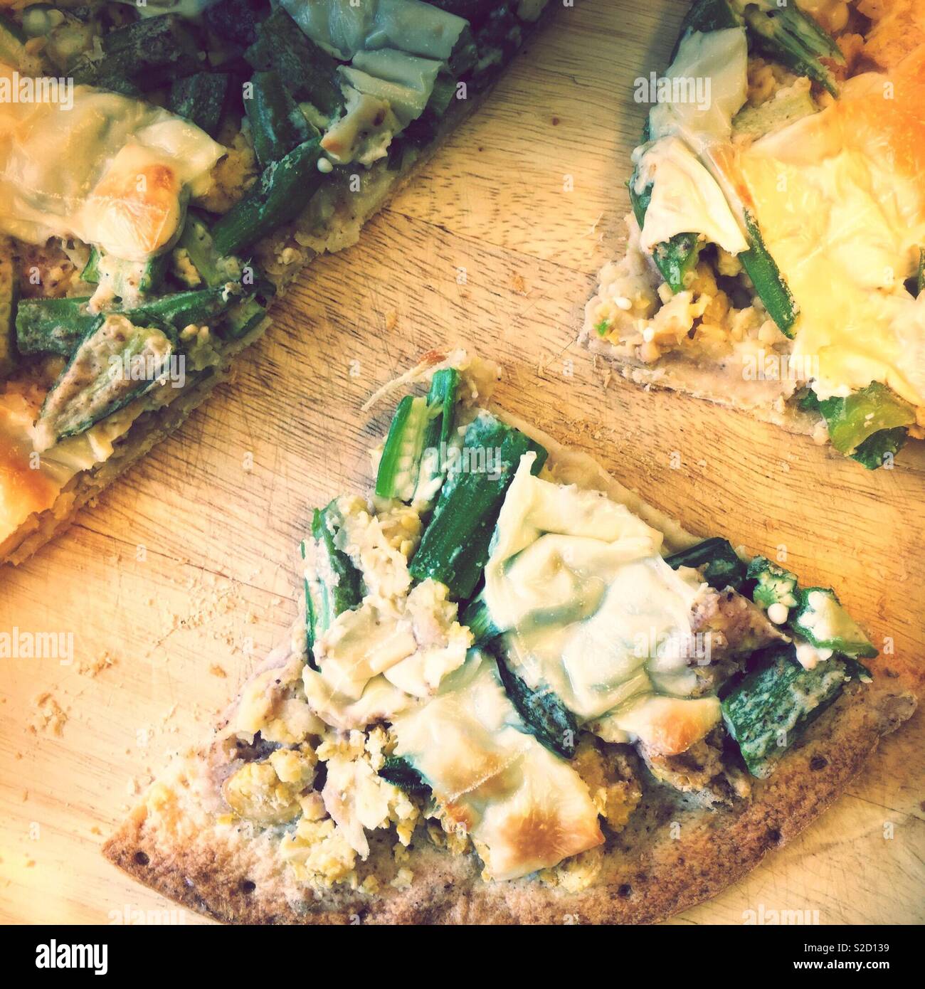 Fette di fatti in casa senza glutine senza lattosio vegetariano vegano pizza bianca su un bambù tagliere. L'okra, ceci, vegan mozzarella. A basso contenuto di colesterolo cuore sano cibo contemporanea. - Immagine stock catturata con smartphone Fette di fatti in casa senza glutine senza lattosio vegetariano vegano pizza bianca su un bambù tagliere. L'okra, ceci, vegan mozzarella. A basso contenuto di colesterolo cuore sano cibo contemporanea. - Immagine stock catturata con smartphone
