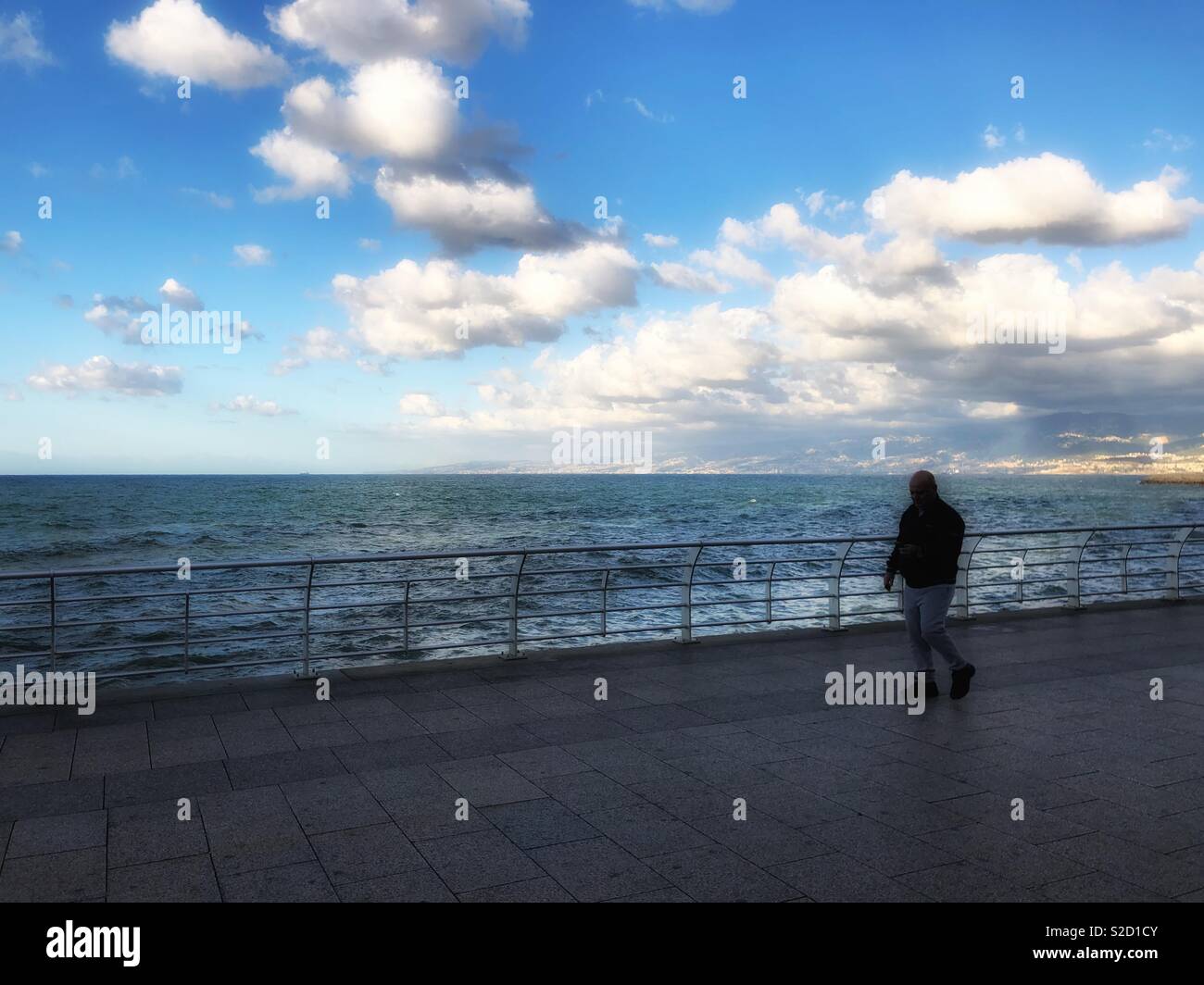 Uomo che cammina su Beirut Libano lungomare. Foto Stock