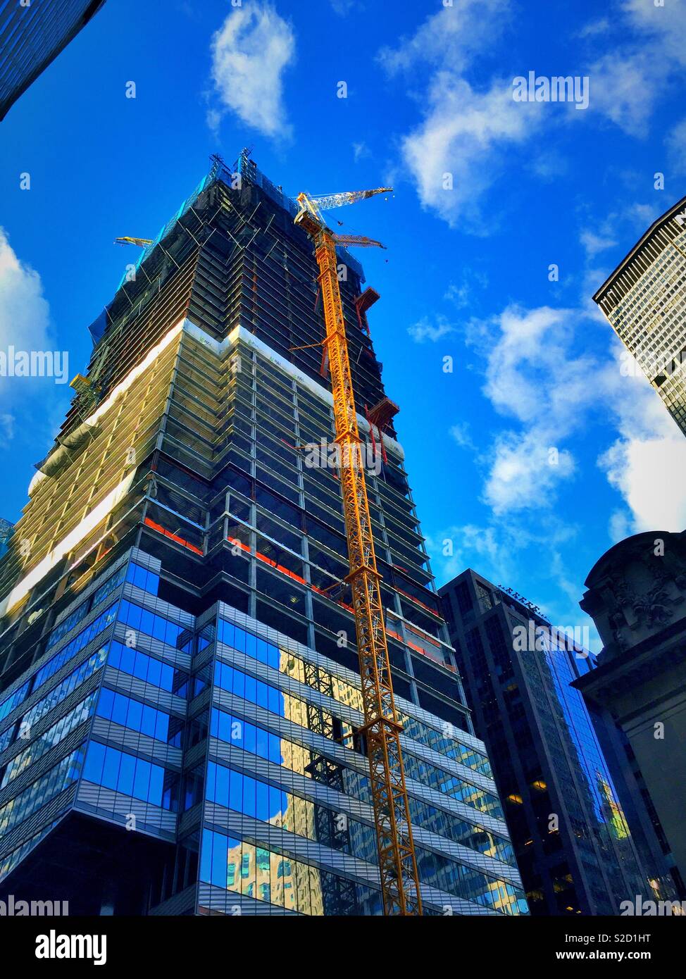 Alto edificio di costruzione di 1 Vanderbilt Place, New York, Stati Uniti d'America - Immagine stock catturata con smartphone