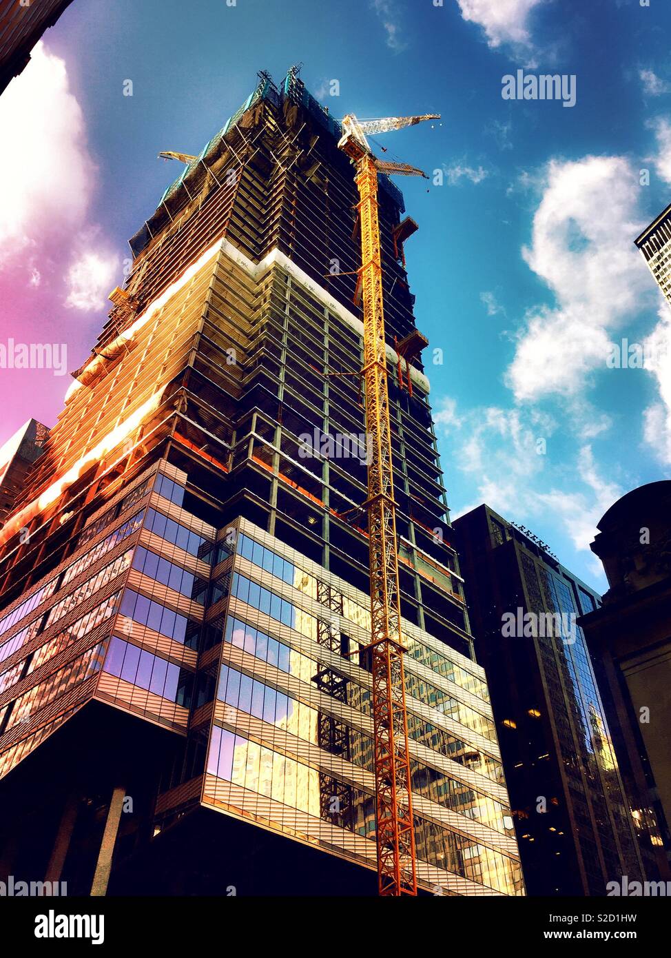 Alto edificio di costruzione su 1 Vanderbilt Place, New York, Stati Uniti d'America - Immagine stock catturata con smartphone