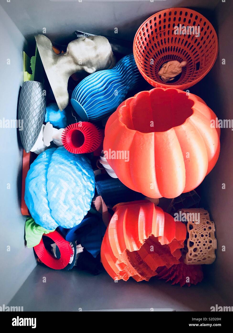 3D oggetti stampati in una scatola, vista dall'alto. 3D stampe - Immagine stock catturata con smartphone