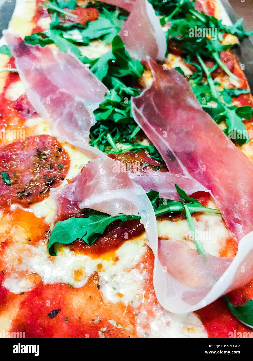 Primo piano della salsiccia per pizza e prosciutto pizza Foto Stock