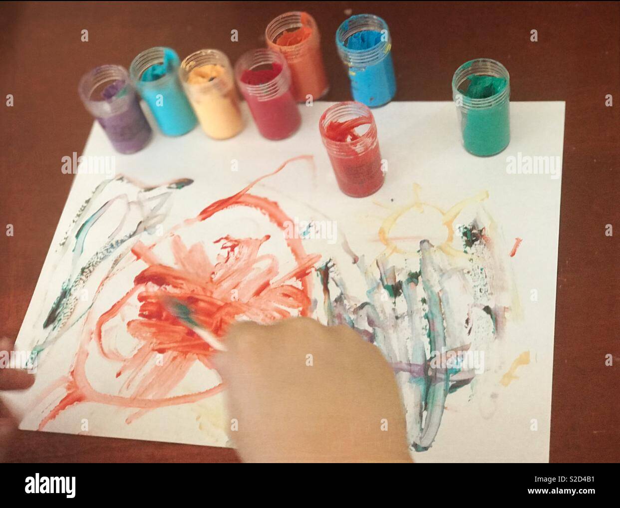 Little Boy dipinto con vivaci colori di vernice su una tela bianca. Bambini creativi utilizzando la loro immaginazione. Arti e mestieri. Foto Stock