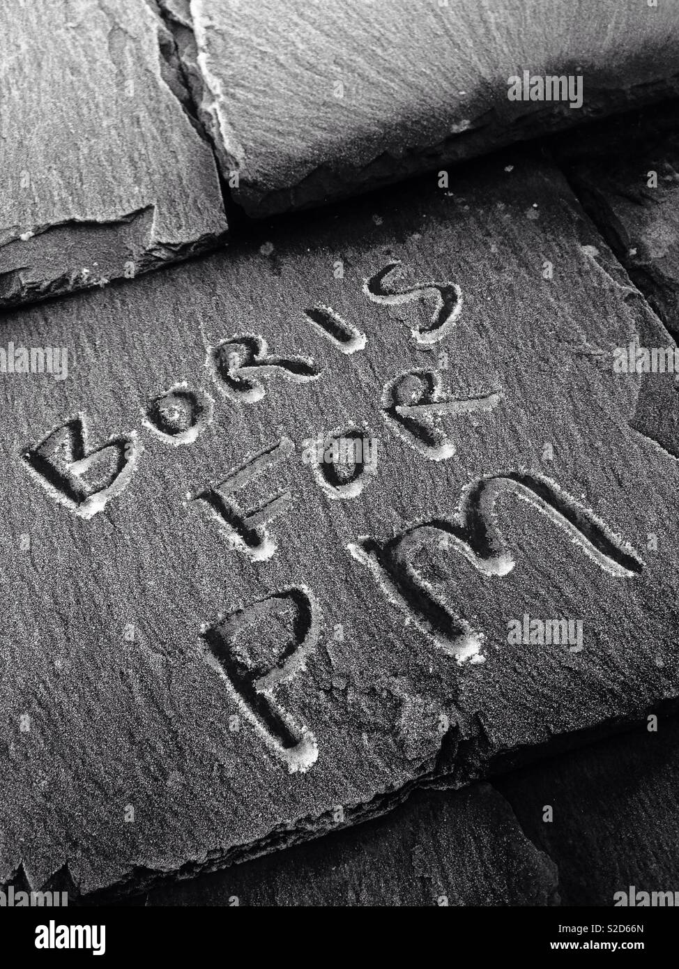Boris per PM scritto in ghiaccio sul tetto di ardesia Foto Stock
