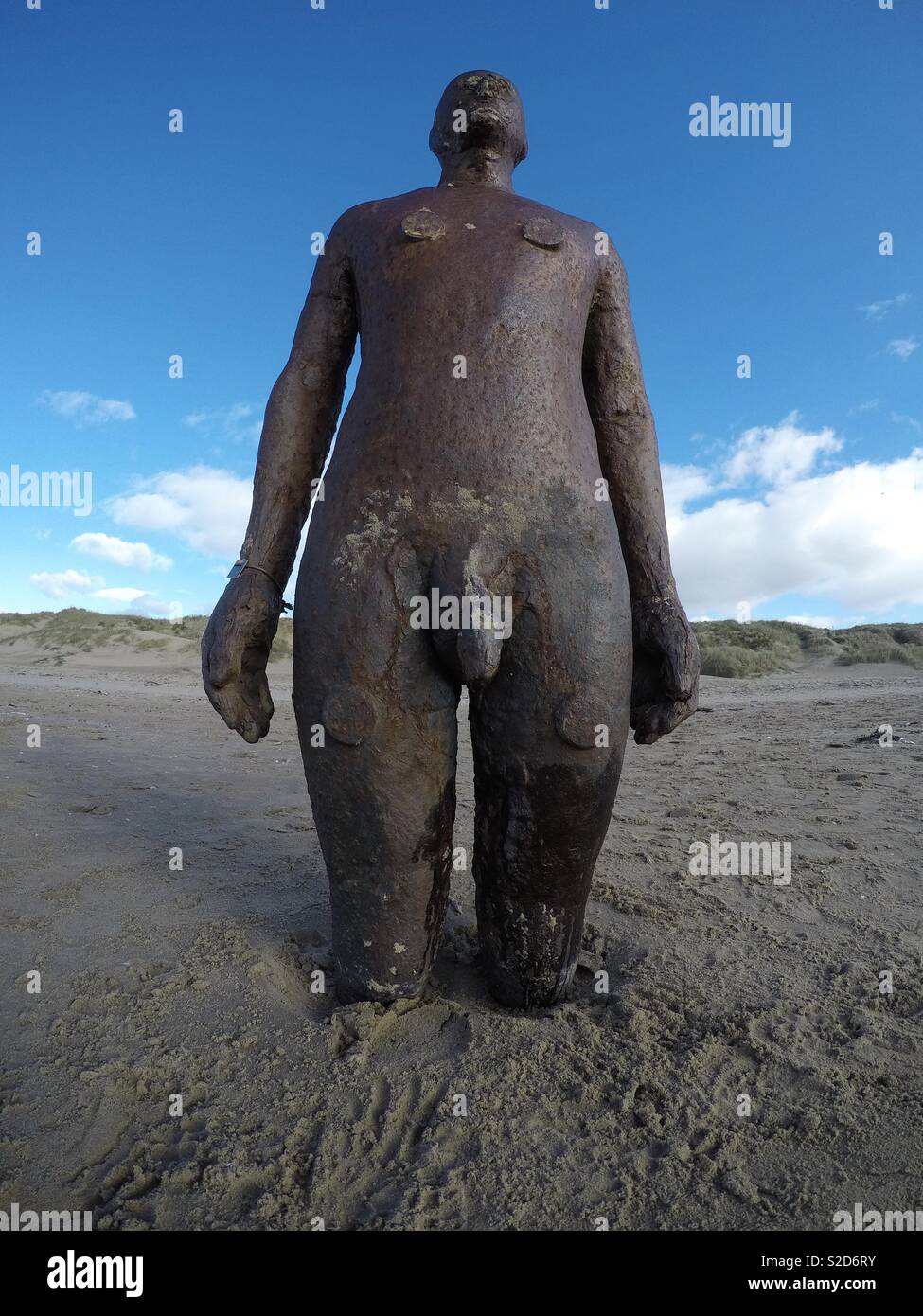 Iron man statua a Crosby Beach - Un altro luogo scultura di Antony Gormley Foto Stock