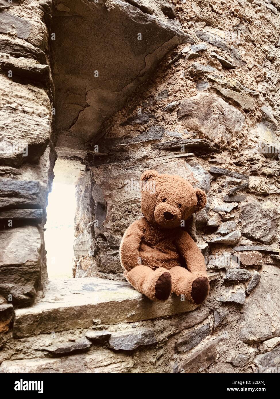 Orsacchiotto di peluche seduto su un castello davanzale in Scozia Foto Stock