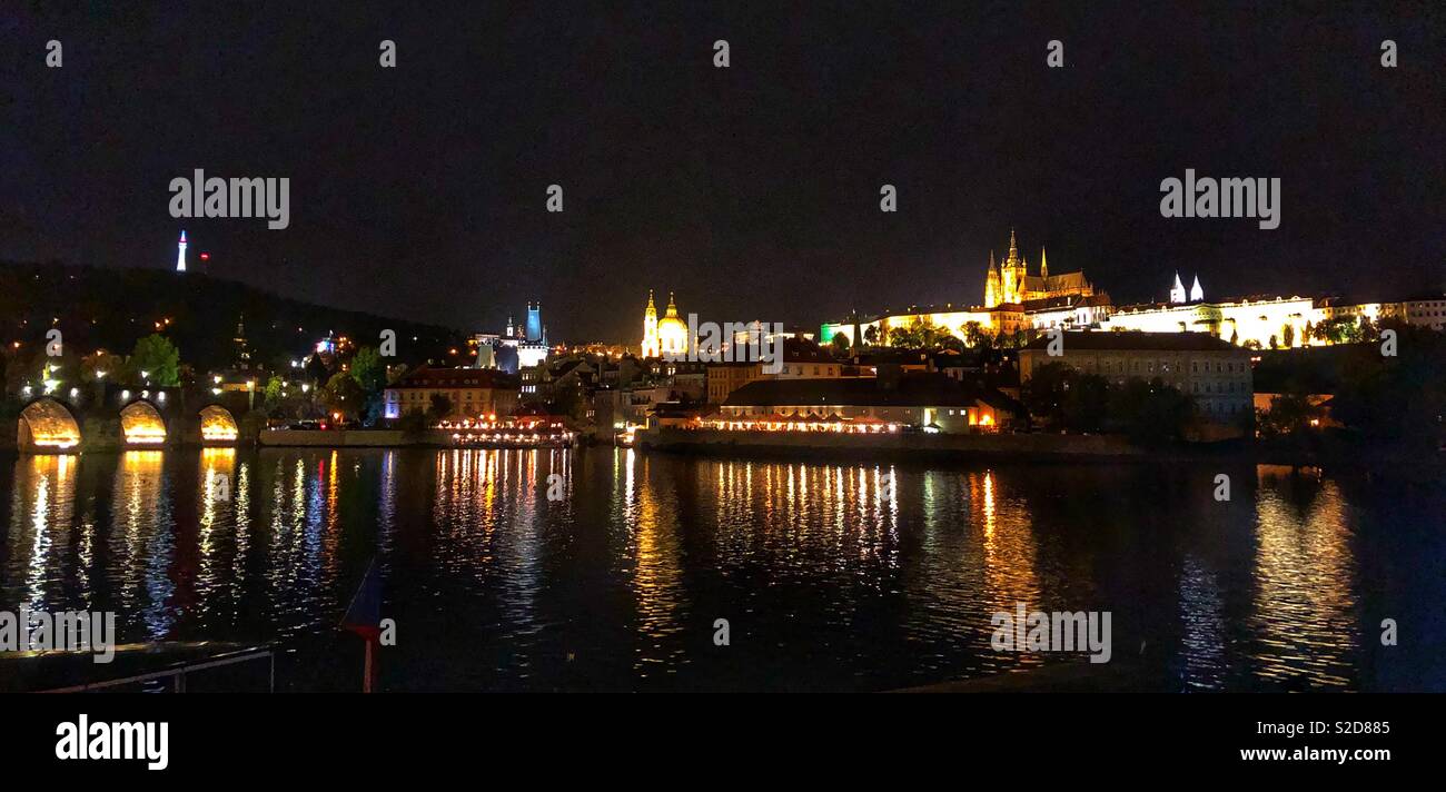 Vista panoramica di Praga di notte. - Immagine stock catturata con smartphone
