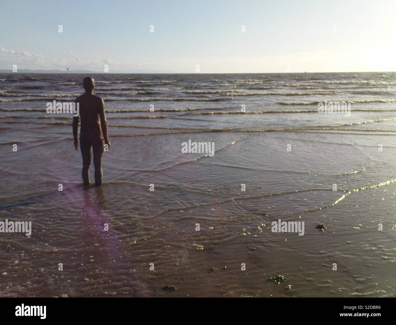Un altro luogo, Antony Gormley di Uomini di Ferro su Crosby Beach, Liverpool, Merseyside England Foto Stock