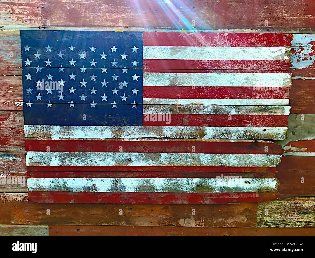 Bandiera americana dipinto su legno - Immagine stock catturata con smartphone