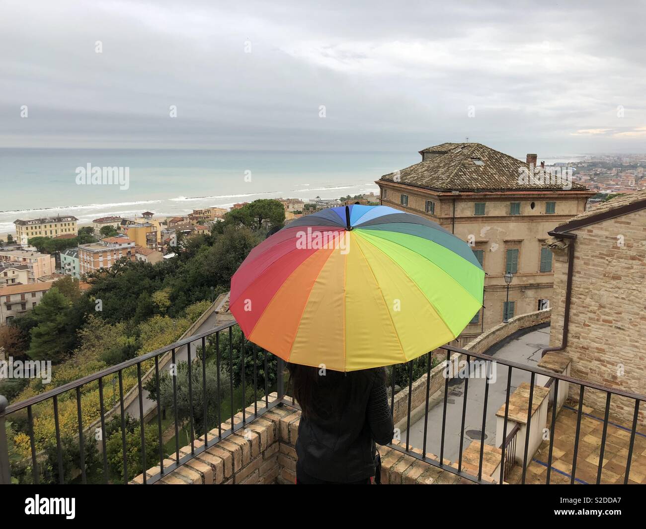 La ragazza da un bellissimo paesaggio con una colorata ombrello Foto Stock