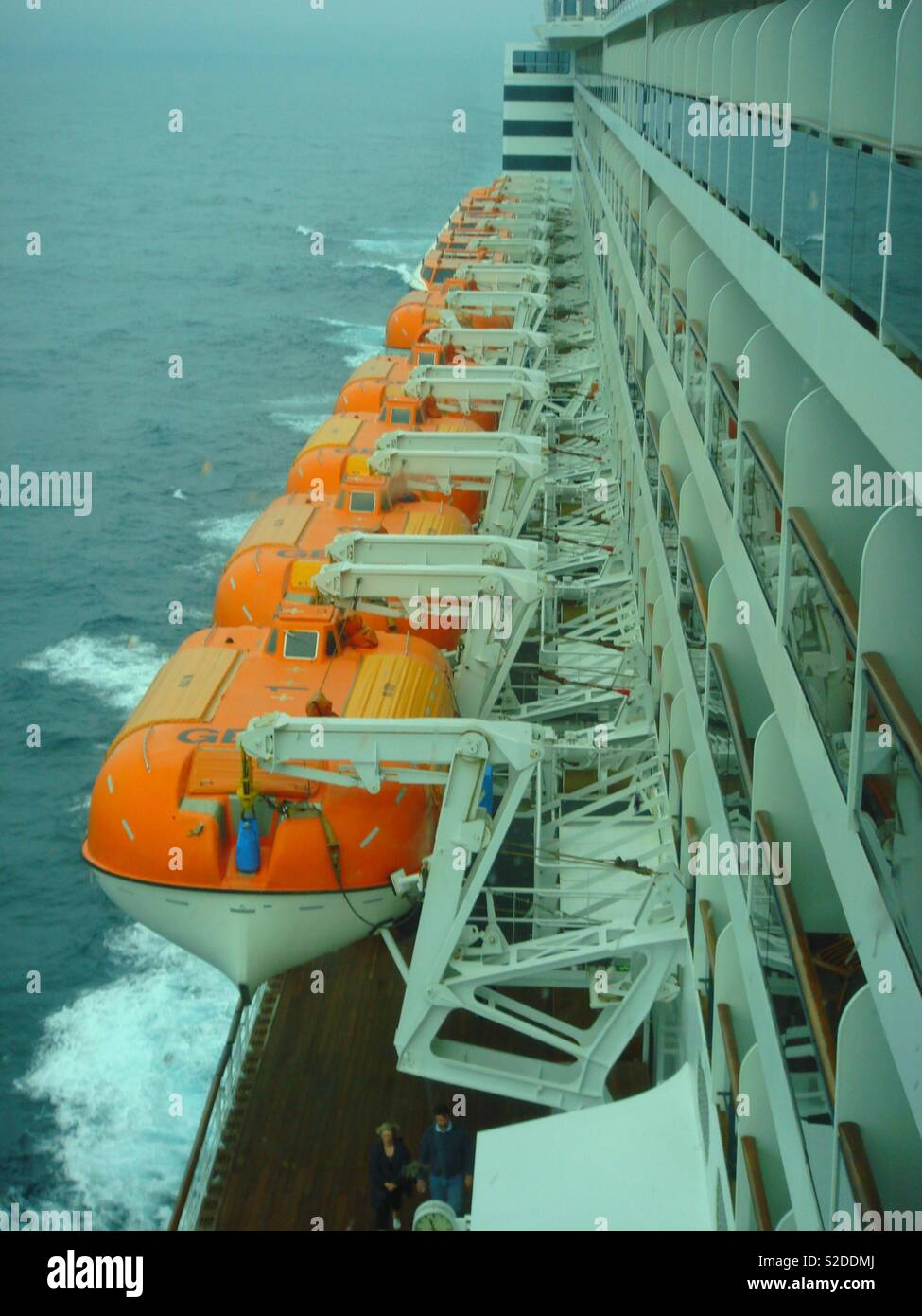 Le imbarcazioni di salvataggio sulla QM2 Foto Stock