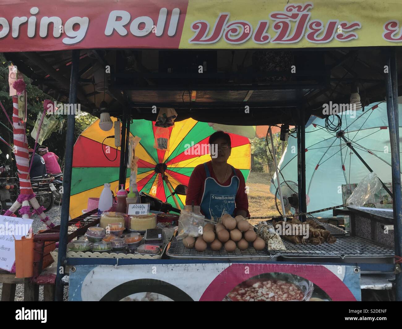 Cucina di strada venditore in Thailandia Foto Stock
