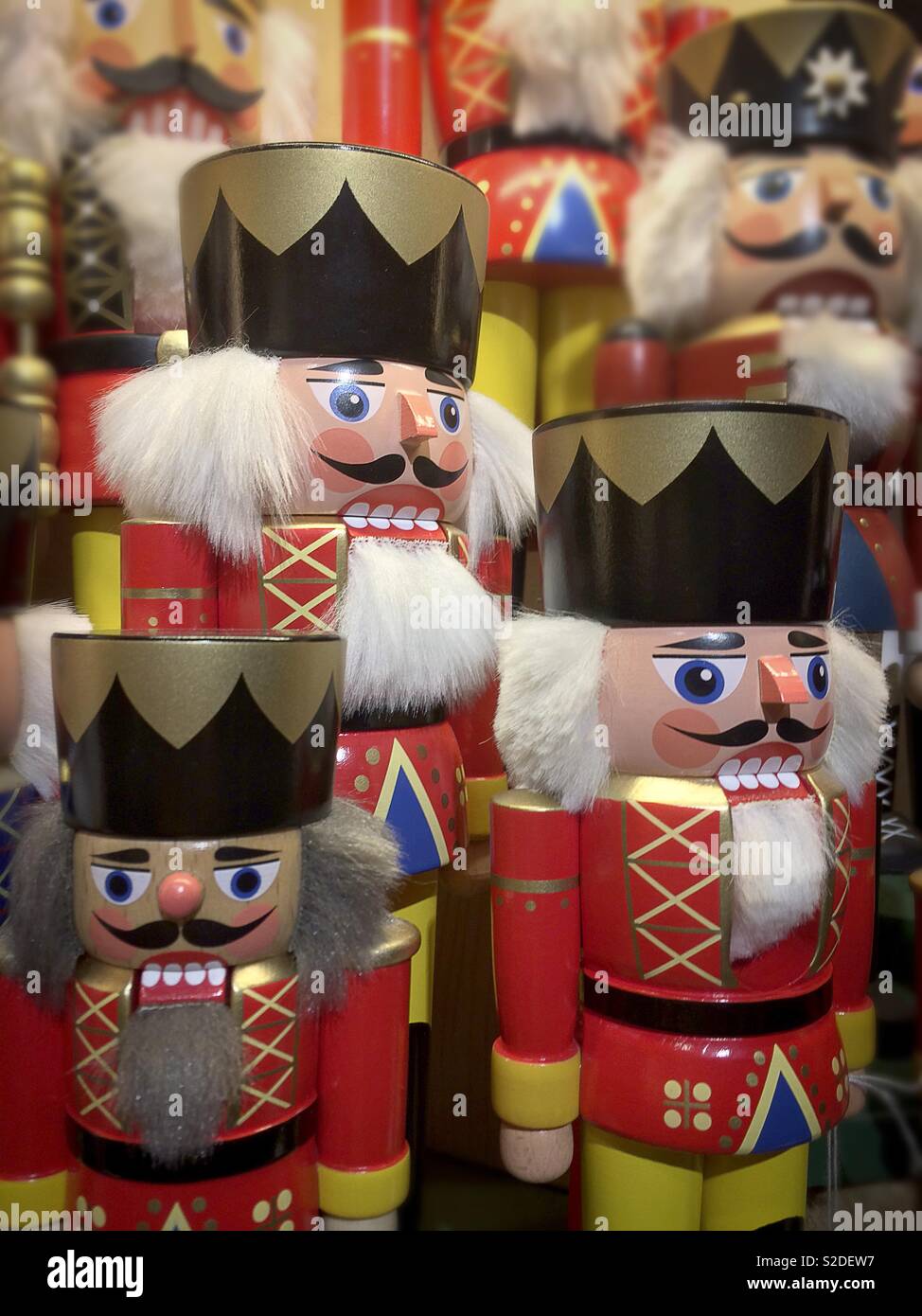 Tradizionale tedesco figure dello schiaccianoci in vendita presso il mercato di Natale a Berlino Germania - Immagine stock catturata con smartphone