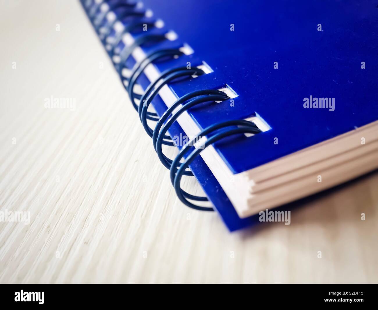 Close up di un diario a spirale con coperchio blu Foto Stock