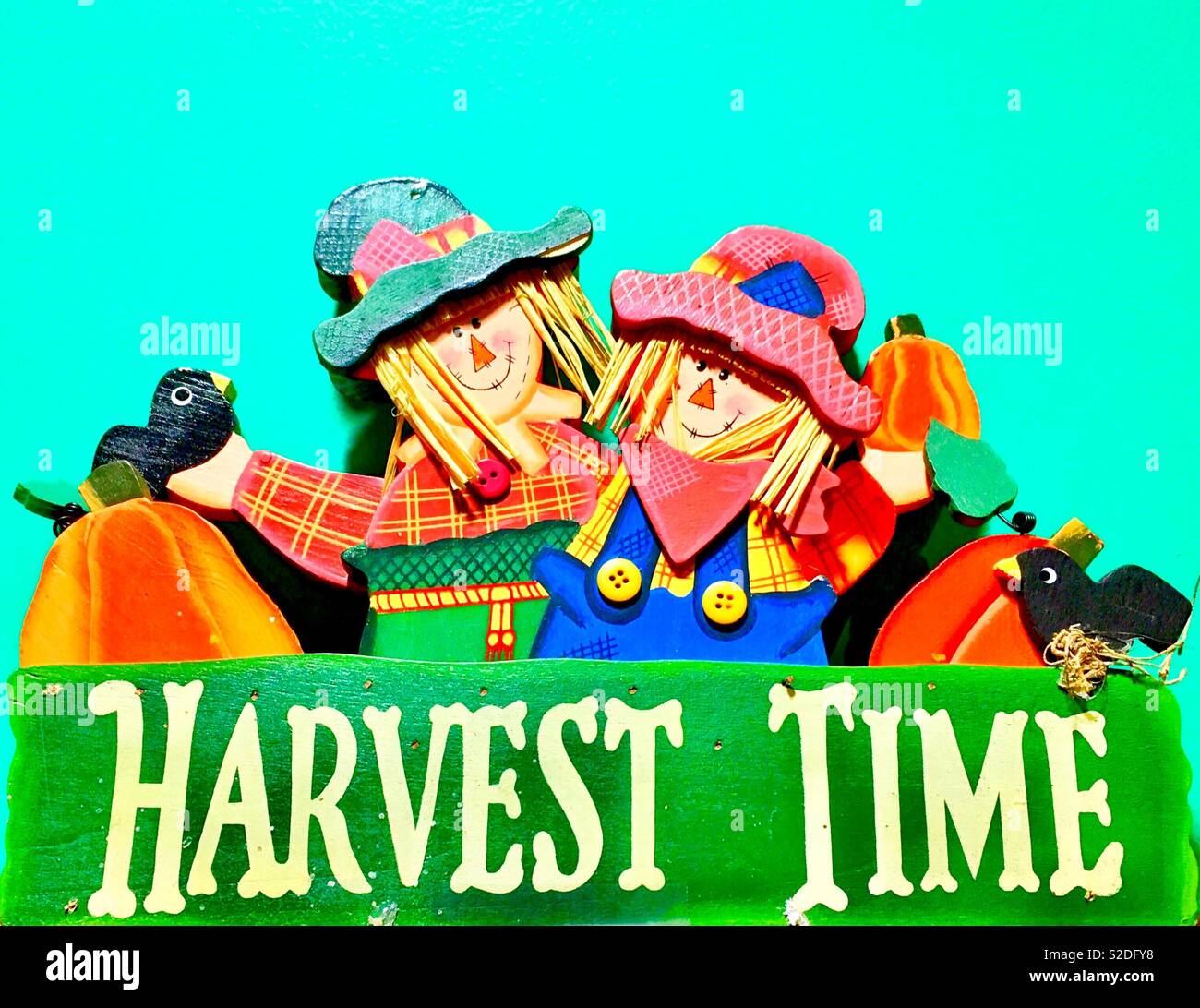 Epoca di vendemmia cartello in legno con decor scarecrows carino, corvi, e zucche su sfondo teal - Immagine stock catturata con smartphone
