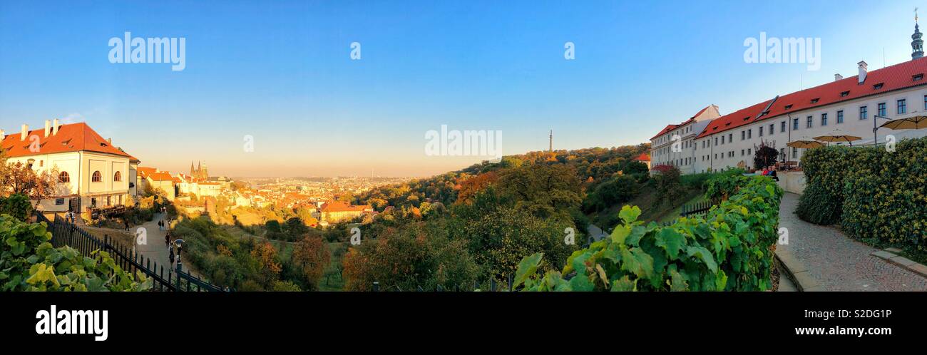 Vista panoramica di Praga durante l ora d'oro. - Immagine stock catturata con smartphone
