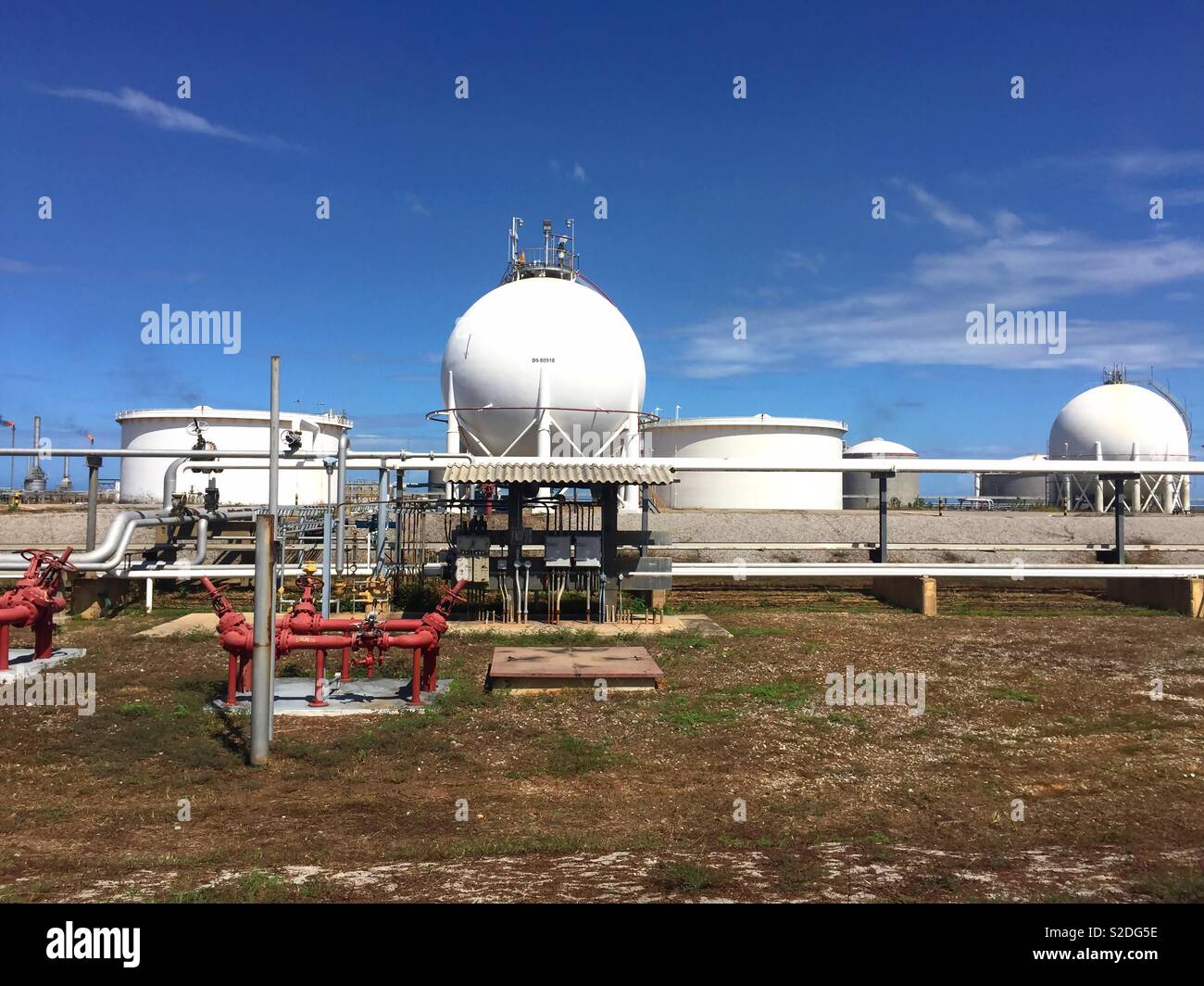 La fotografia di gas processing facility in Venezuela, composto dal prodotto dei serbatoi di stoccaggio e di sfere, gasdotti e sistema di pompaggio. Foto Stock