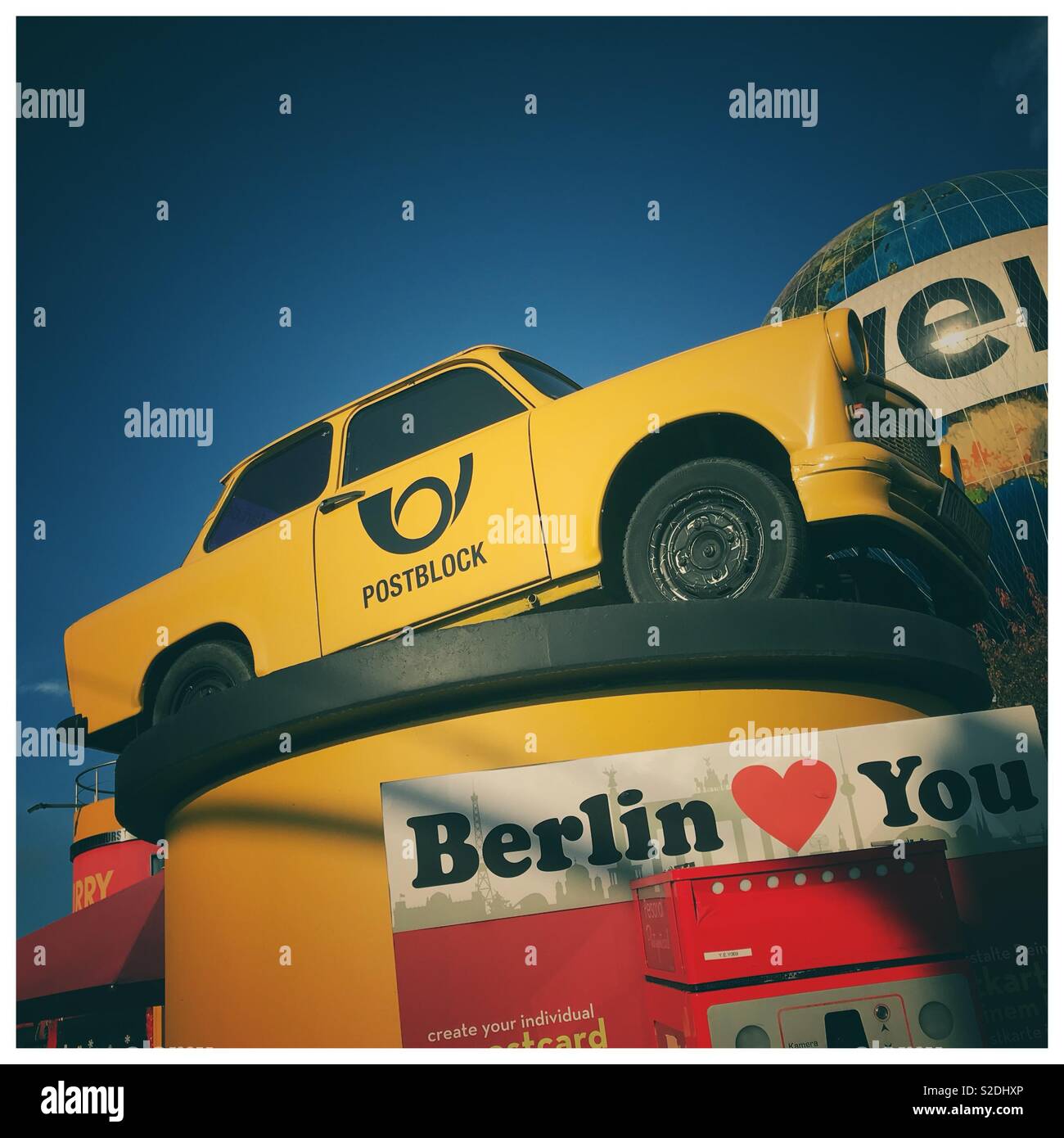Vintage Trabant vettura sul display a Berlino Germania - Immagine stock catturata con smartphone
