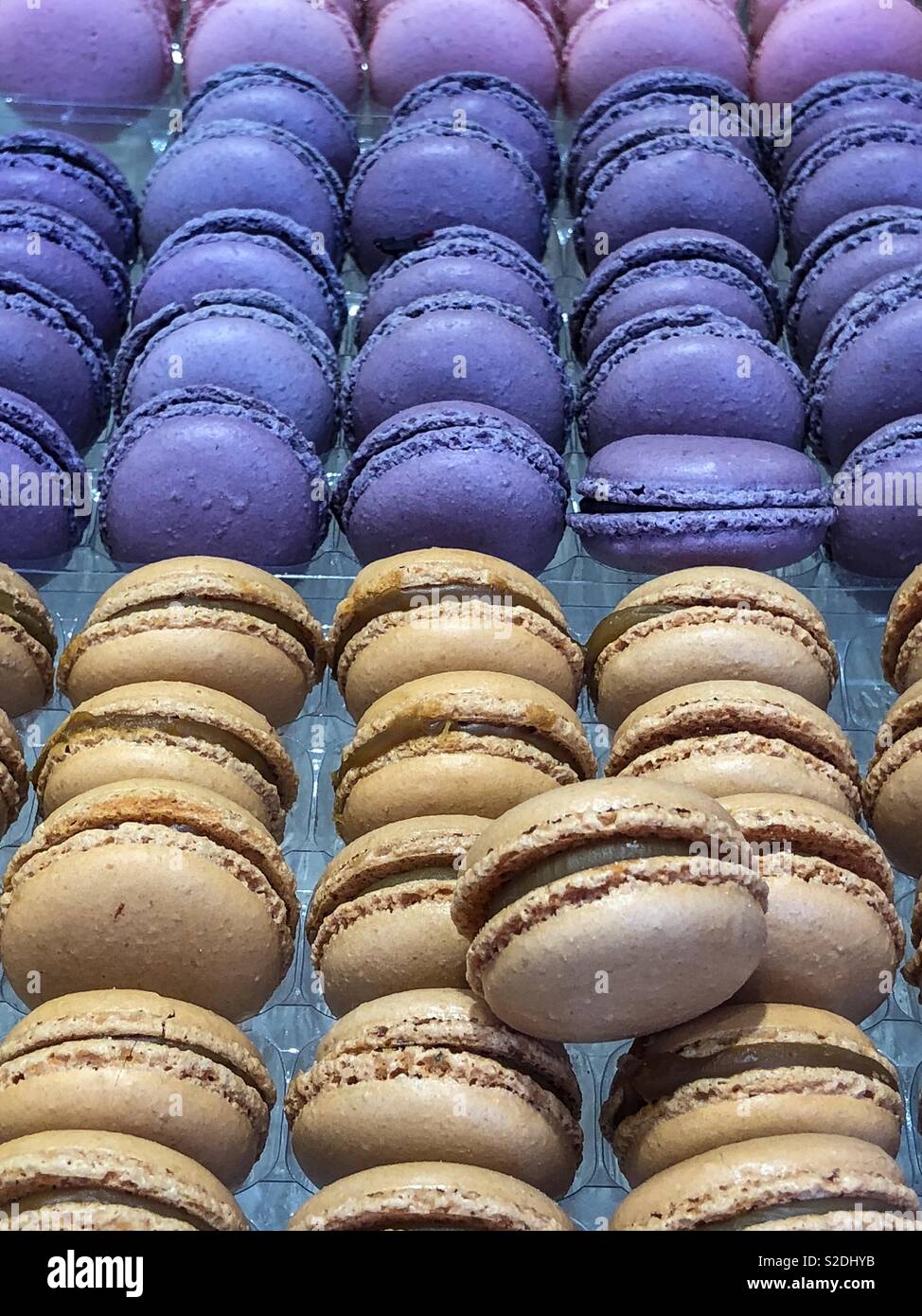 Colori vibranti macaron biscotti - Immagine stock catturata con smartphone